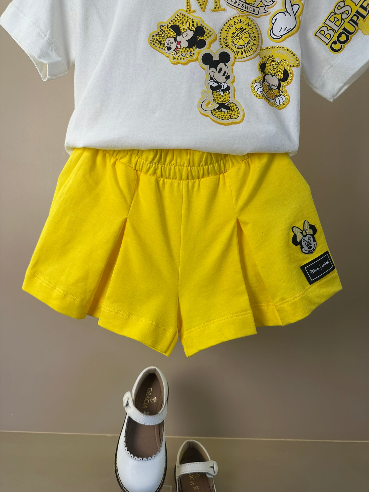 Conjunto Infantil Blusa Minnie e MIckey e Shorts Saia Amarelo Com Pregas - Animê