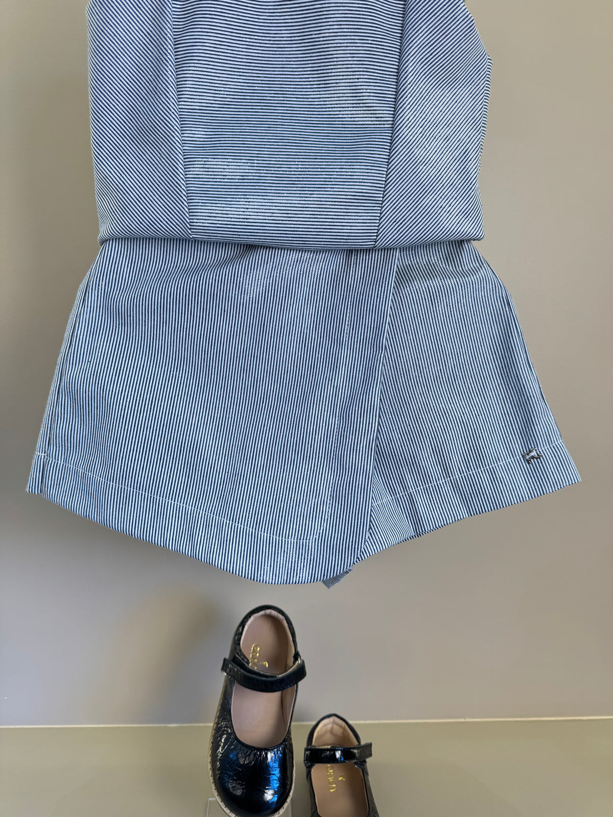Conjunto Infantil Azul Marinho Listrado Blusa Com Laços Nos Ombros e Shorts Saia - Petit Cherie