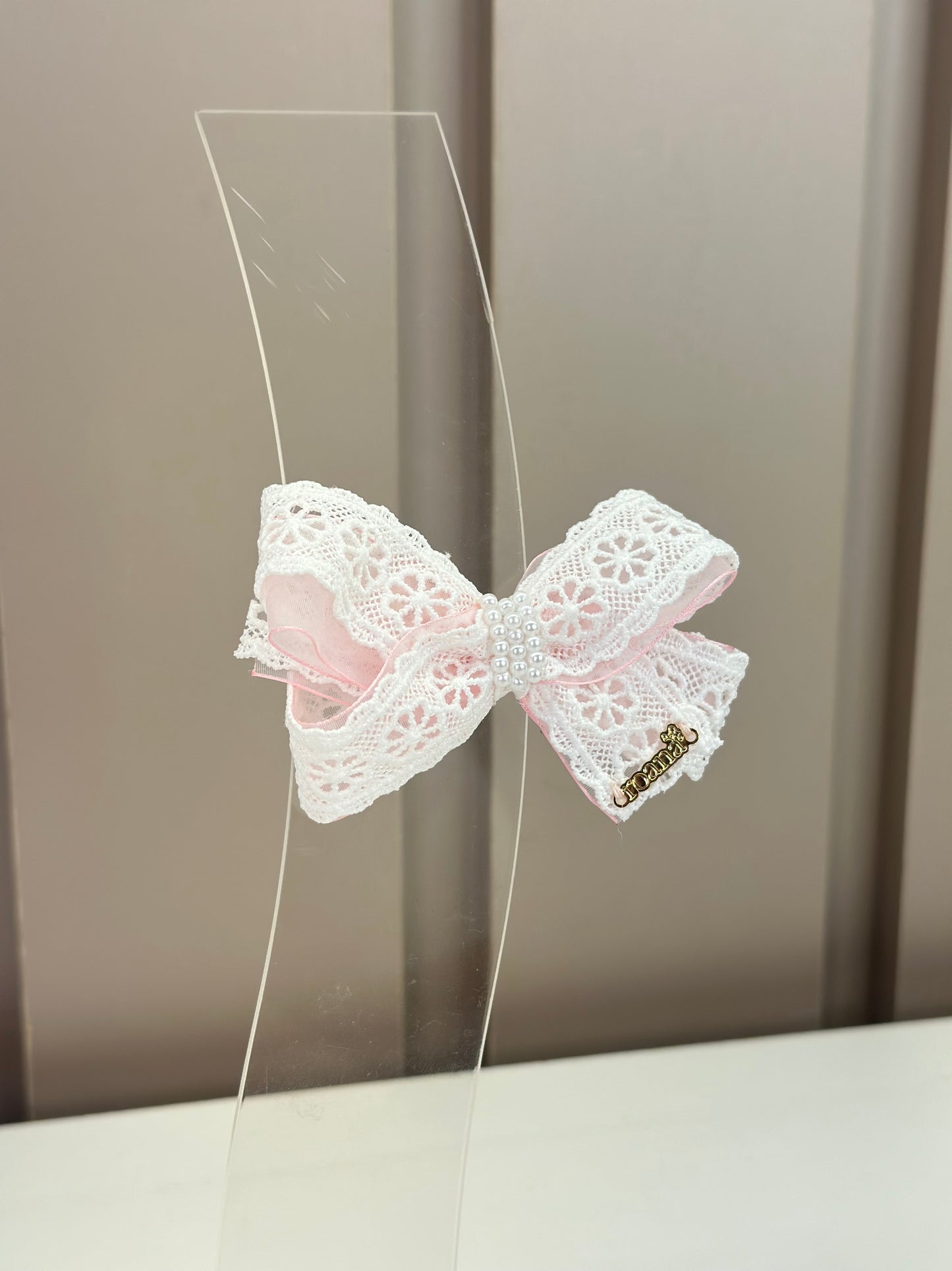 Laço Infantil em Renda e Organza com Pérolas Rosa - Roana