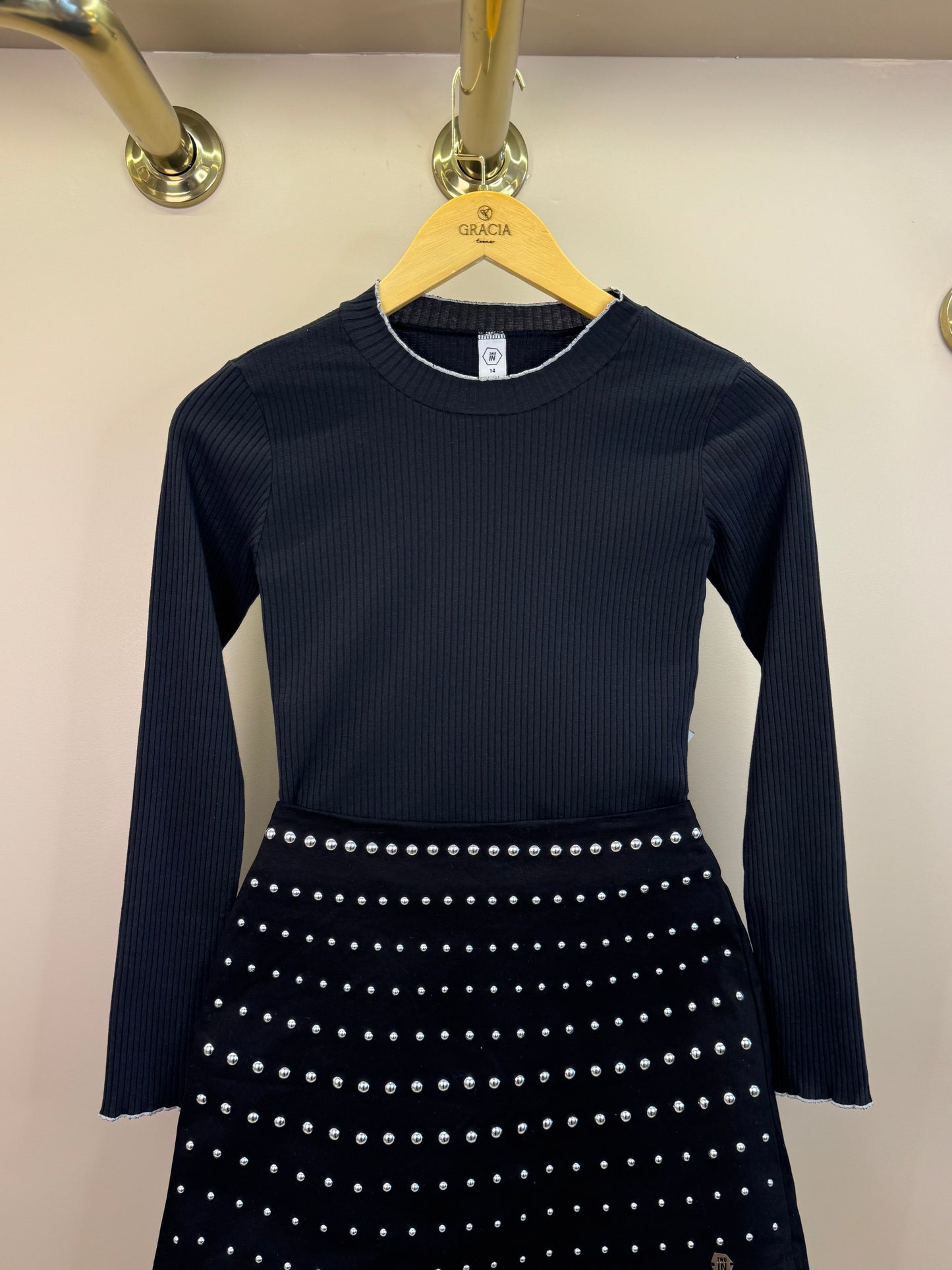 Conjunto Teen Blusa Canelada com Colete de Sarja Preto e Saia-Shorts Teen Sarja Strass Preto - Two In
