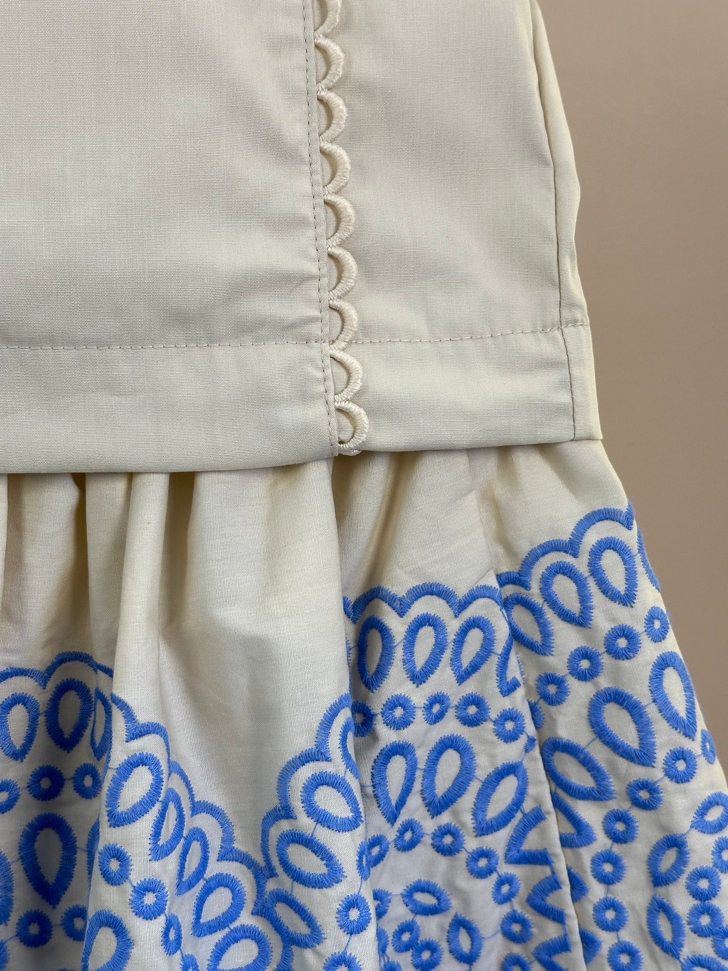 Conjunto Infantil Off White Bata Mangas Bufantes e Saia Detalhes Azul - Animê
