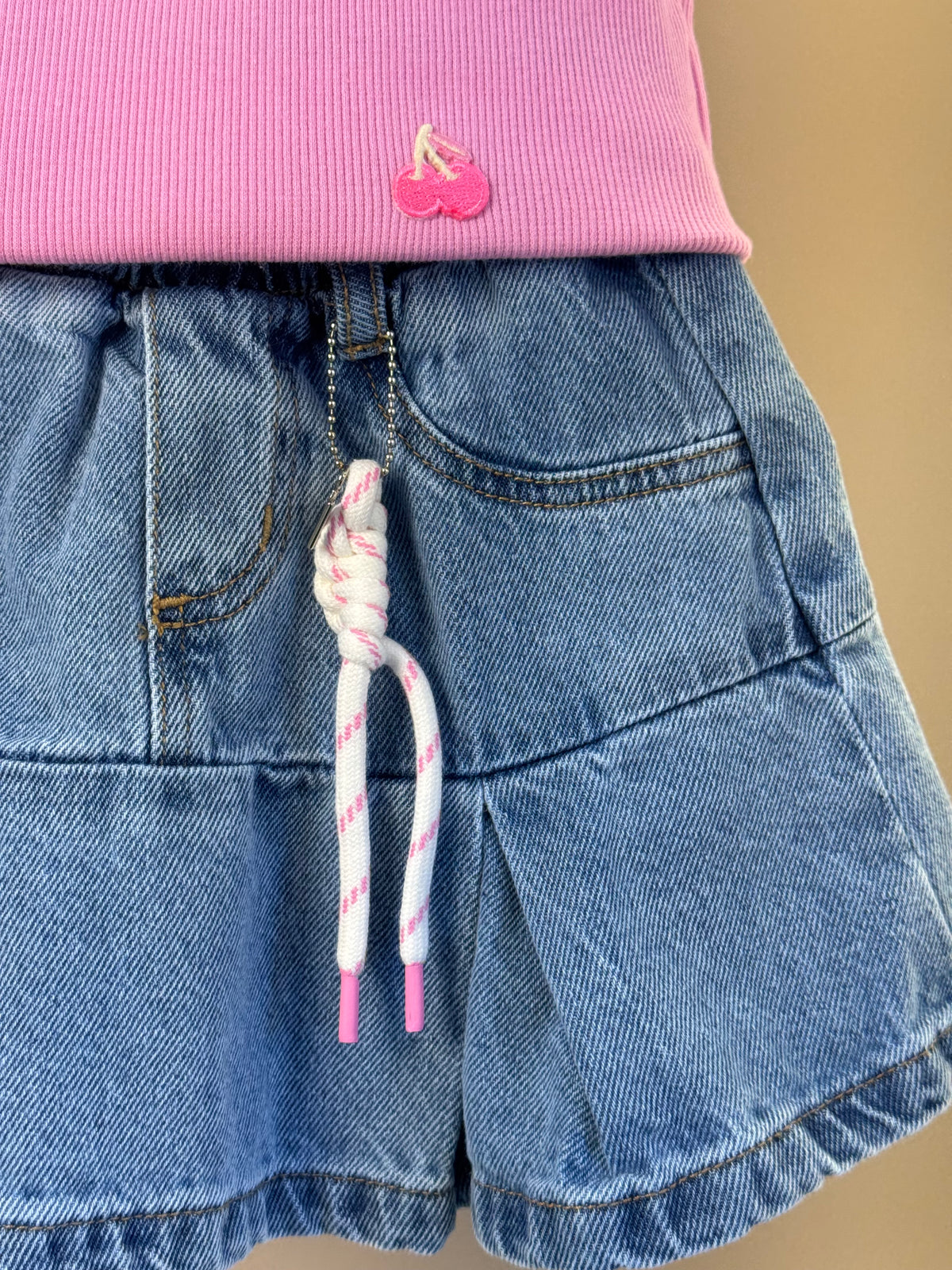 Conjunto Infantil Regata Rosa Com Cerejas e Saia Jeans Pregas Com Pingente - Momi