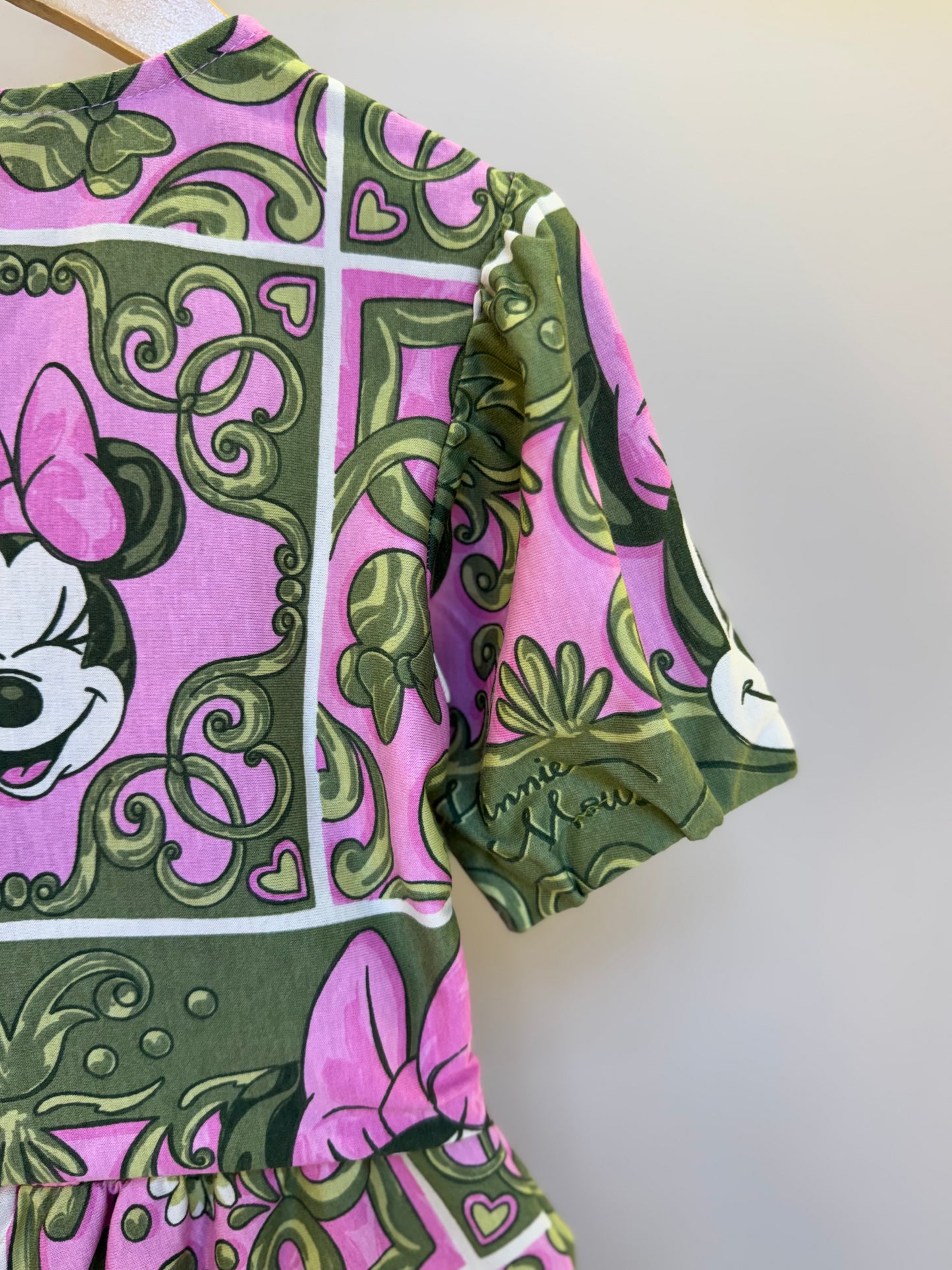 Conjunto Infantil Blusa e Shorts Maxi Minnie Barrado Rosa e Verde Forest - Animê PRÉ-VENDA