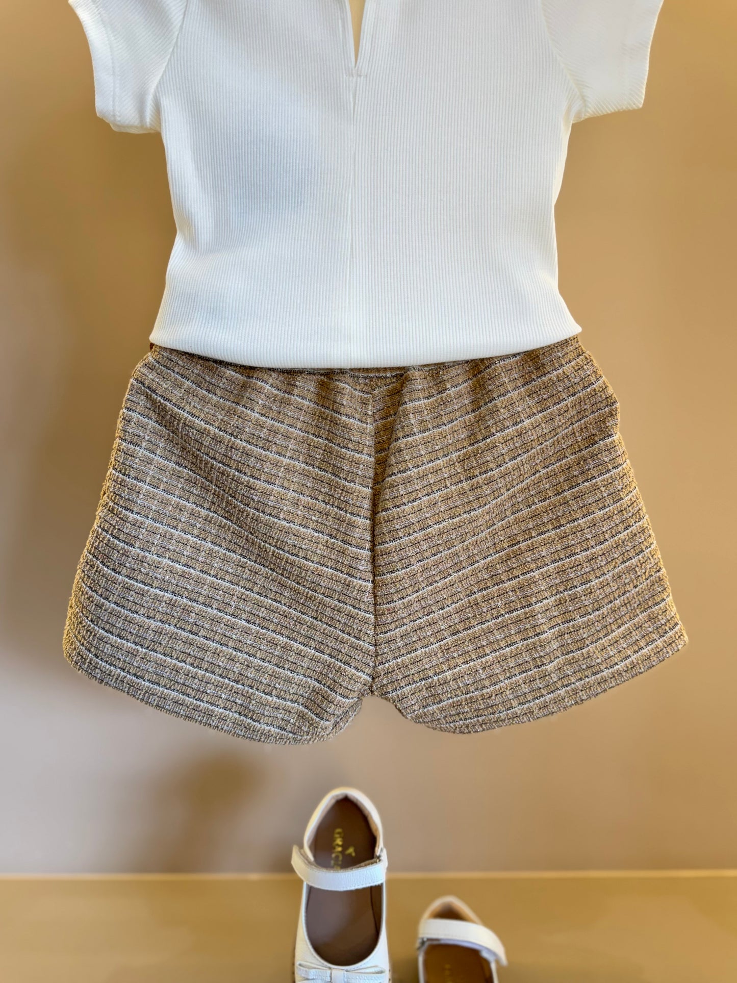 Conjunto Infantil Blusa Essential Mini-Joia e Saia Pregas Tweed Bege - Animê Petite