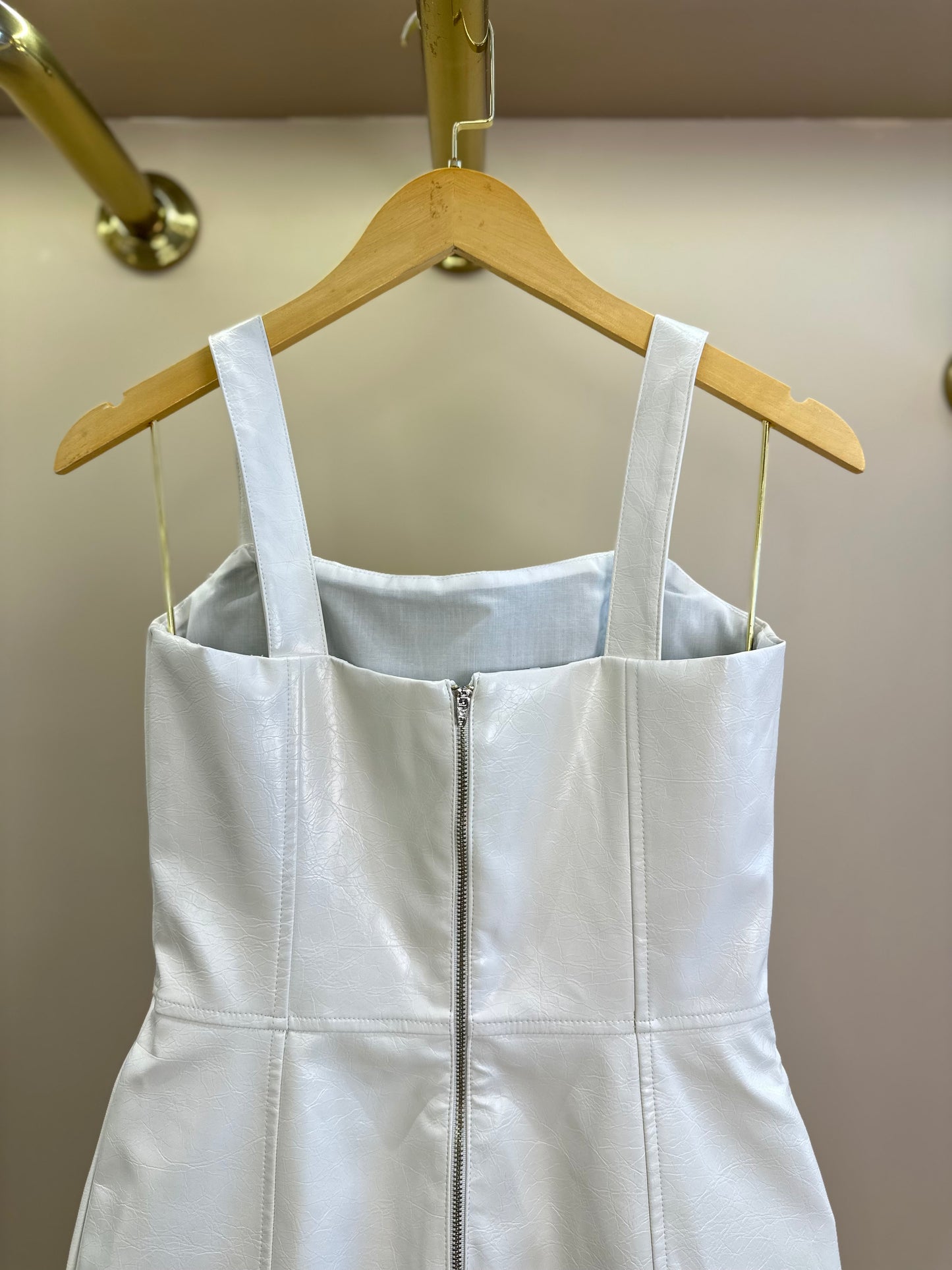 Vestido Teen Couro Tech Alça Botões Off White - Two In