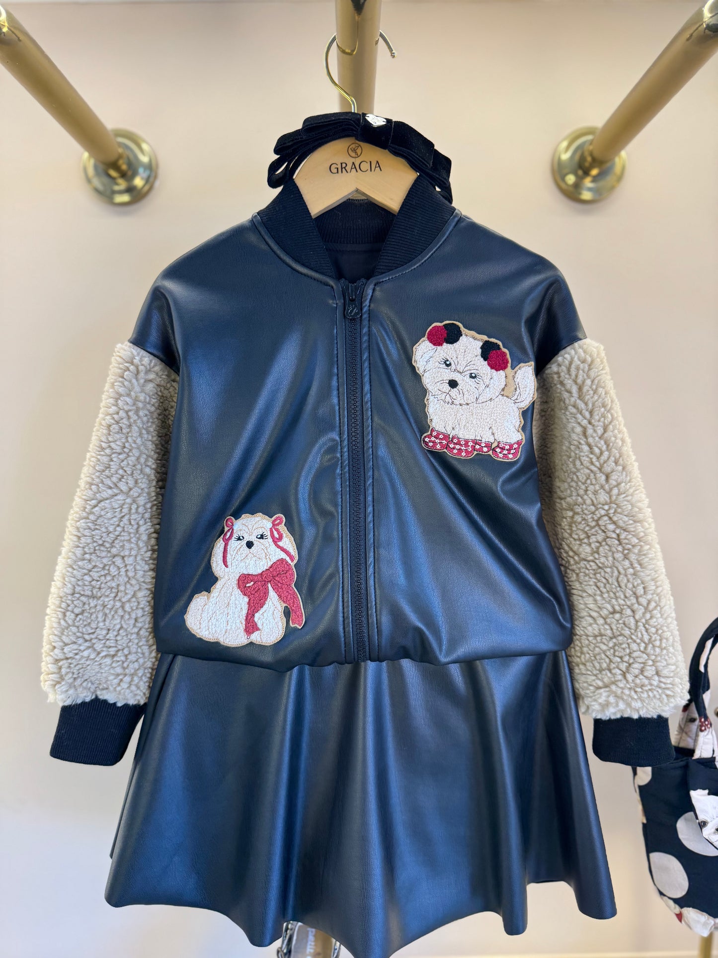 Conjunto Infantil Jaqueta Patches Couro Pele Carneirinho e Saia Evasê Couro Tech Preta - Pituchinhus