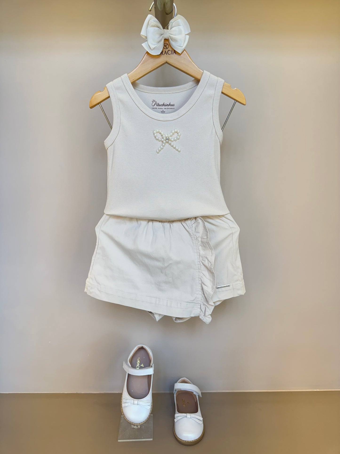 Conjunto Infantil Blusa Lacinho Bordado Bege e Saia-shorts Sarja Babadinho Bege - Pituchinhus