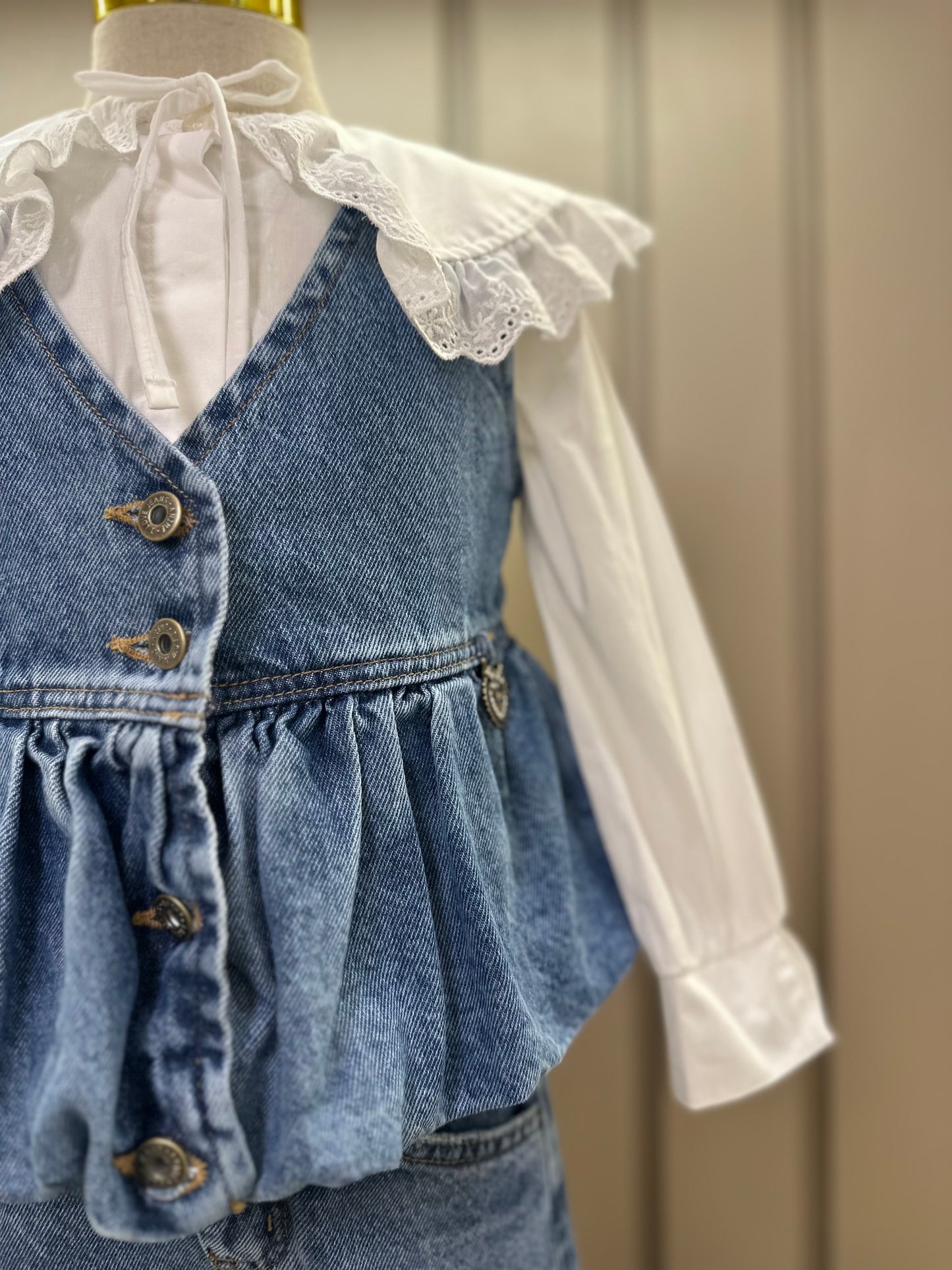 Conjunto Infantil Trio Colete Balonê Mini-Joia, Camisa Gola Babados Rendas e Calça Jeans Bolsos Laterais Mini-Joia - Animê
