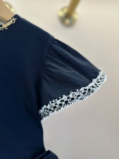 Conjunto Infantil Blusa Preta Detalhes Mangas e Saia Branca Flores - Animê