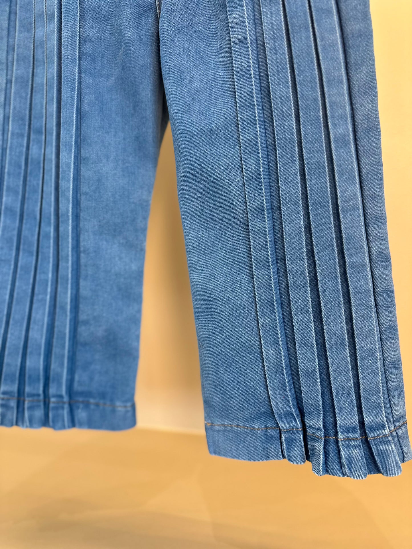 Conjunto Infantil Sobreposição Jeans, Blusa Manga Bufante e Calça Plissada - Animê