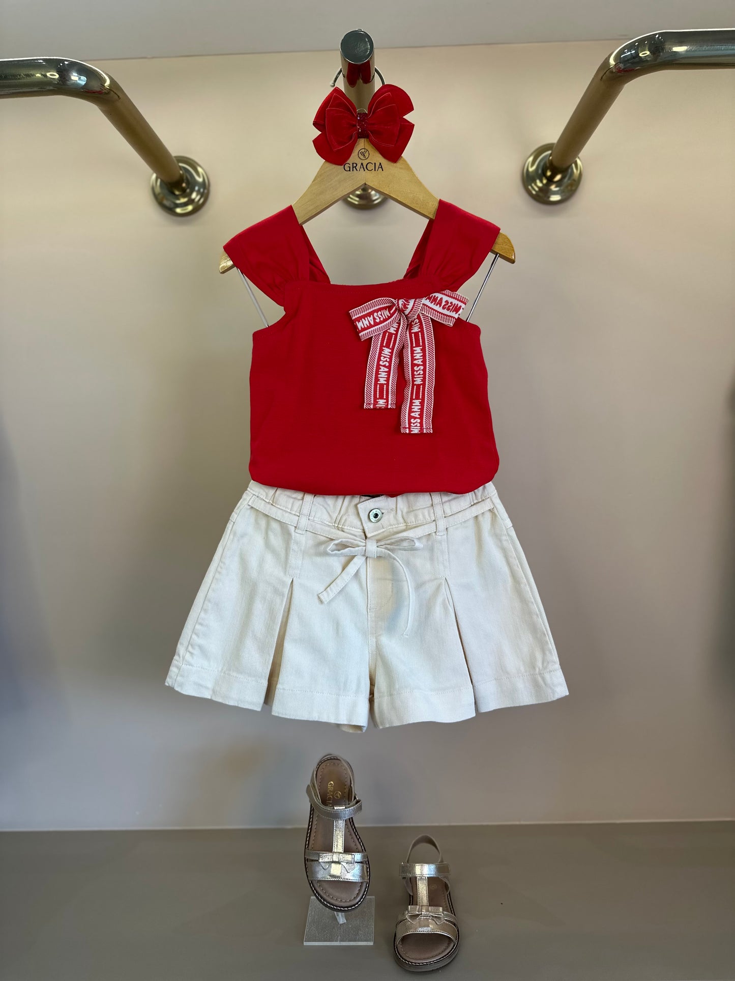 Conjunto Infantil Blusa Vermelha Laço ANM e Shorts Bege Pregas - Animê