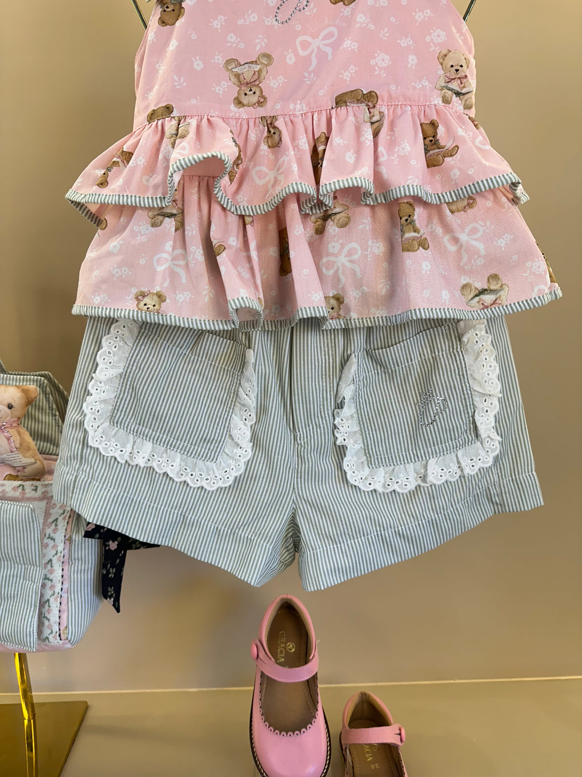 Conjunto Infantil Blusa Algodão Estampa Ursinhos Com Babados e Lacinhos e Shorts Algodão Listrado Bolsos Babadinho de Renda - Pituchinhus
