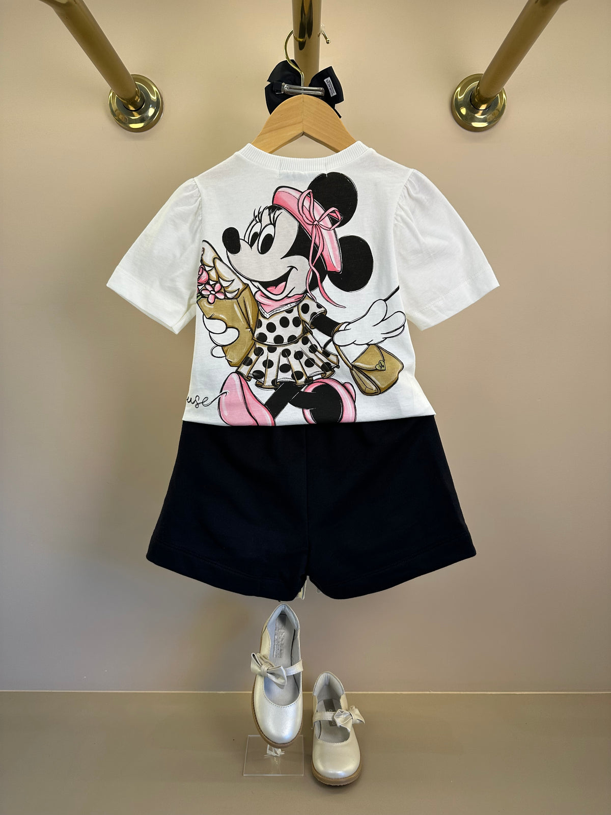 Conjunto Infantil T-Shirt Minnie Mouse Pingente e Shorts Saia Preto Laço Poá - Animê