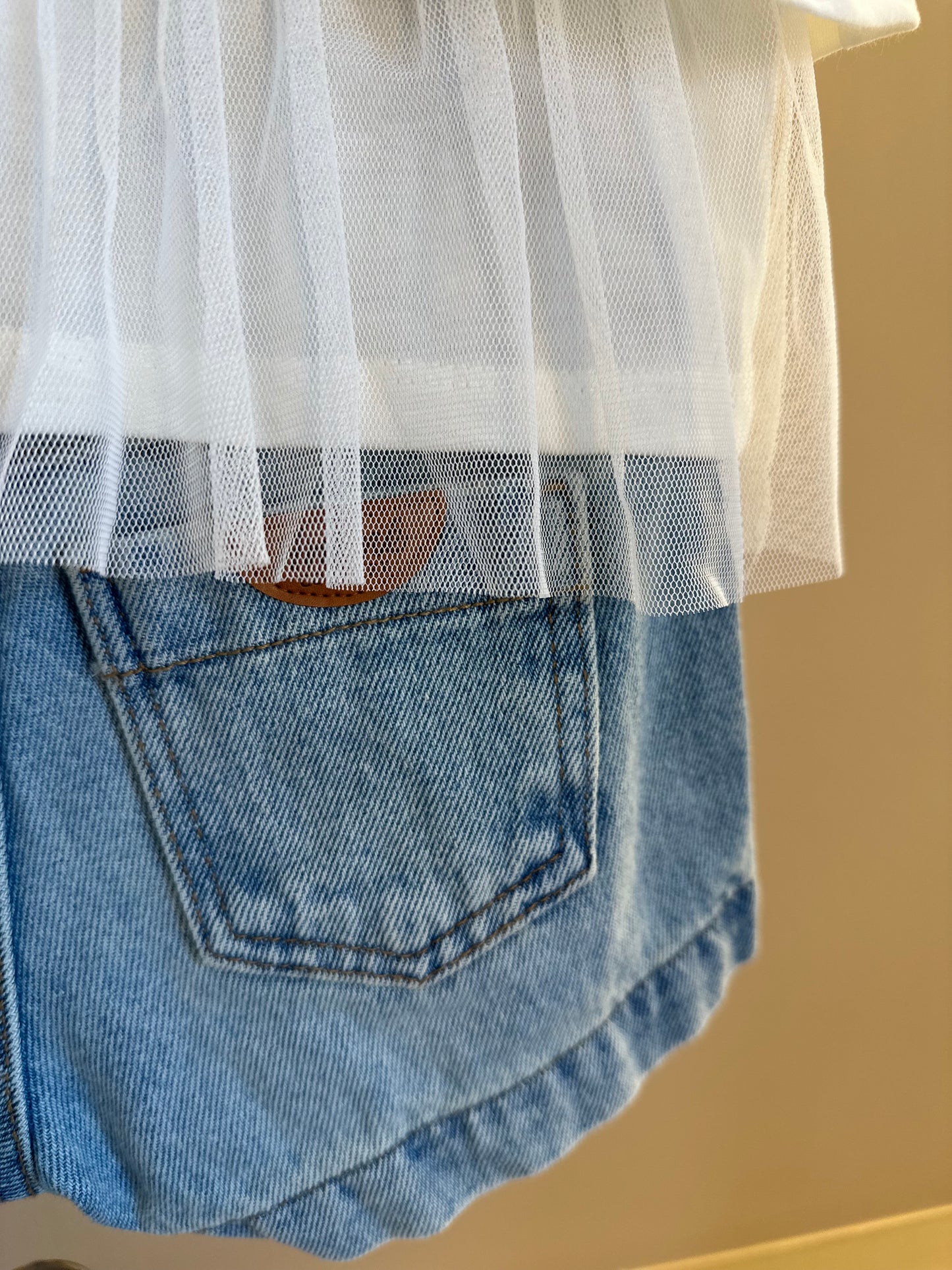 Conjunto Infantil Blusa  Bordada e Babados Pérola e Shorts Jeans Laço Preto - Animê