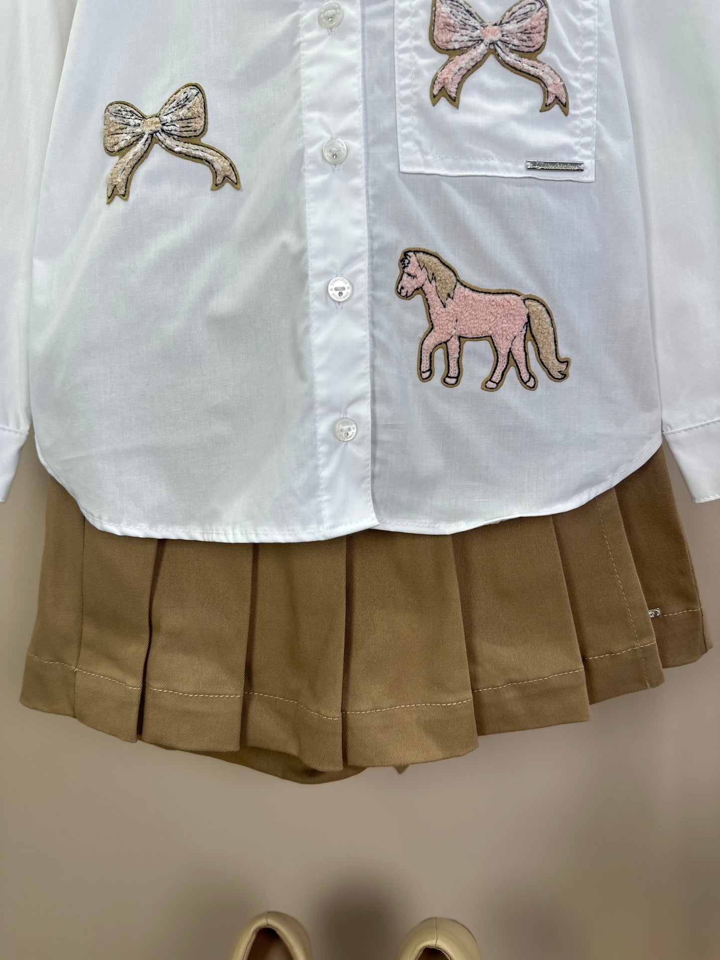 Conjunto Infantil Camisa Algodão Patches Laços e Cavalinho e Saia Sarja Bege - Pituchinhus
