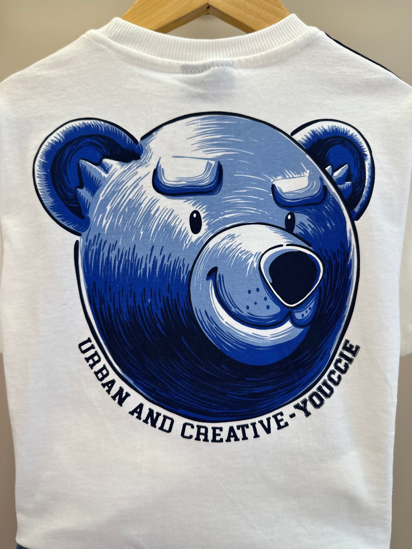 Conjunto Infantil Camiseta Branca Faixa Azul Urso Costas e Bermuda Jeans - Youccie