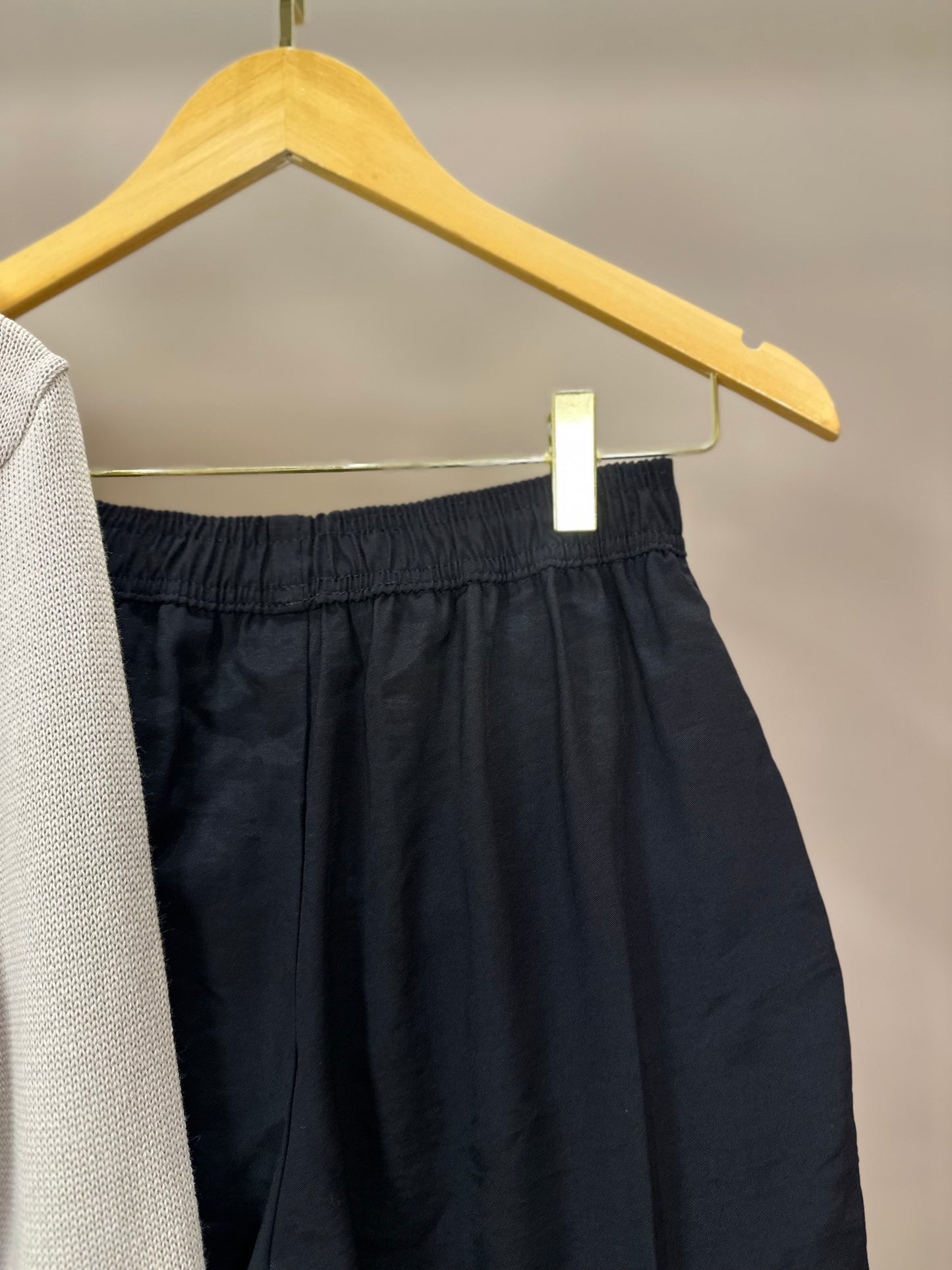 Conjunto Teen Suéter Tricot Dog Tennista Bege e Calça Cargo Wide Leg Preta - Two In