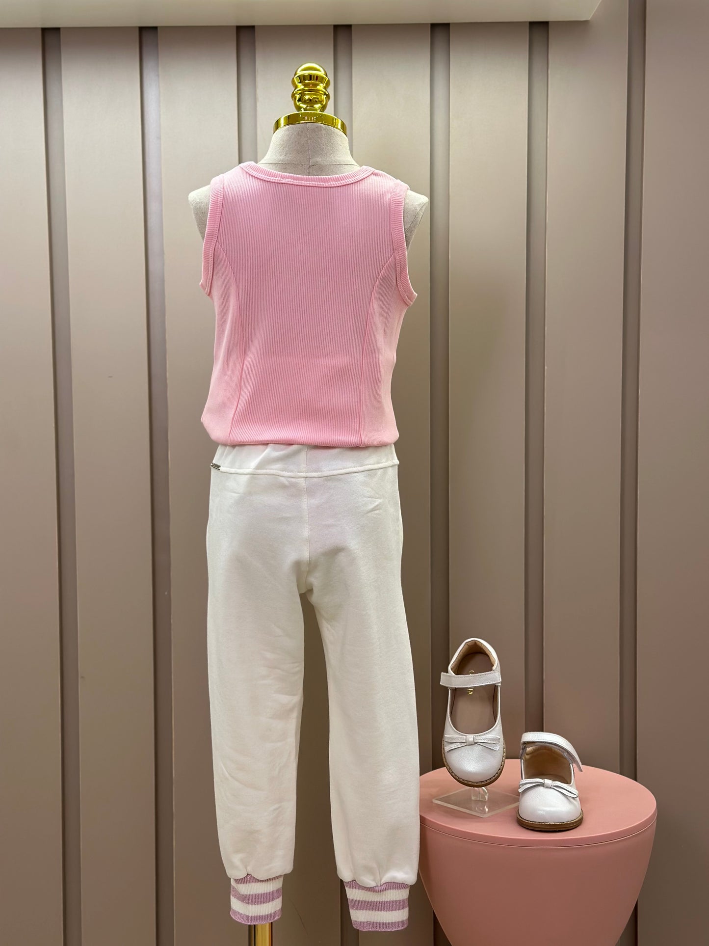 Conjunto Infantil Regata Patche Coração Barbie Rosa e Calça Moletom Jogging Patche Barbie Off White - Pituchinhus