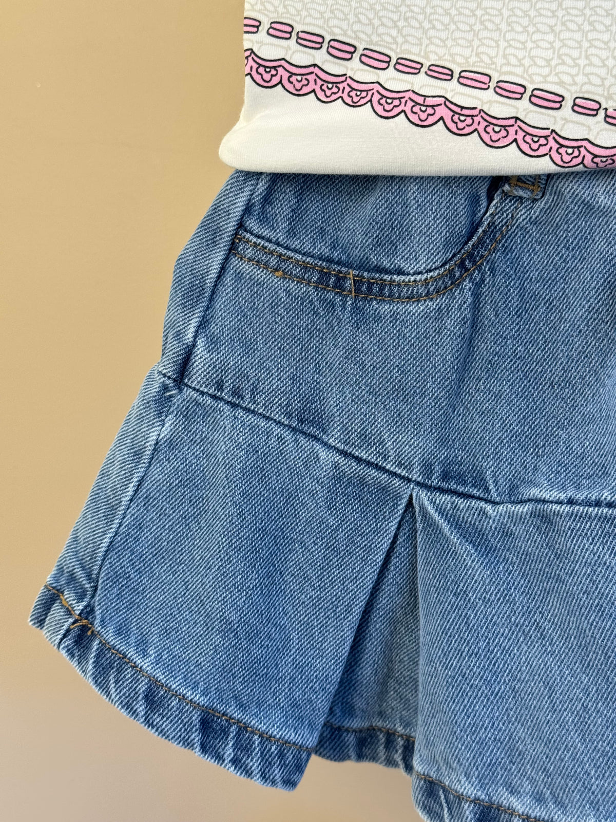 Conjunto Infantil Blusa Hello Kitty Bordado e Saia Jeans Pregas Com Pingente - Momi