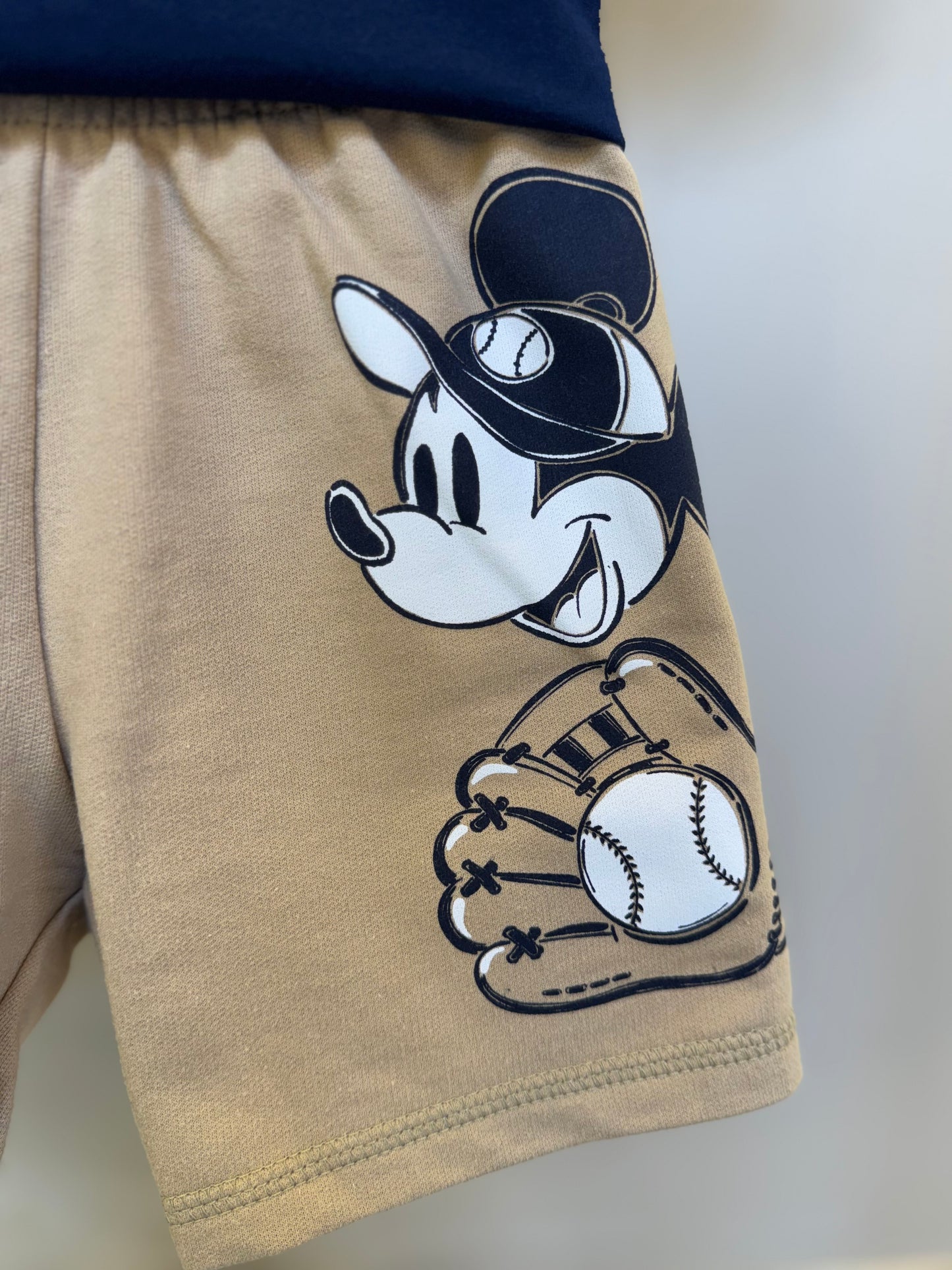 Conjunto Infantil Camiseta Marinho Mickey e Bermuda Bege - Youccie
