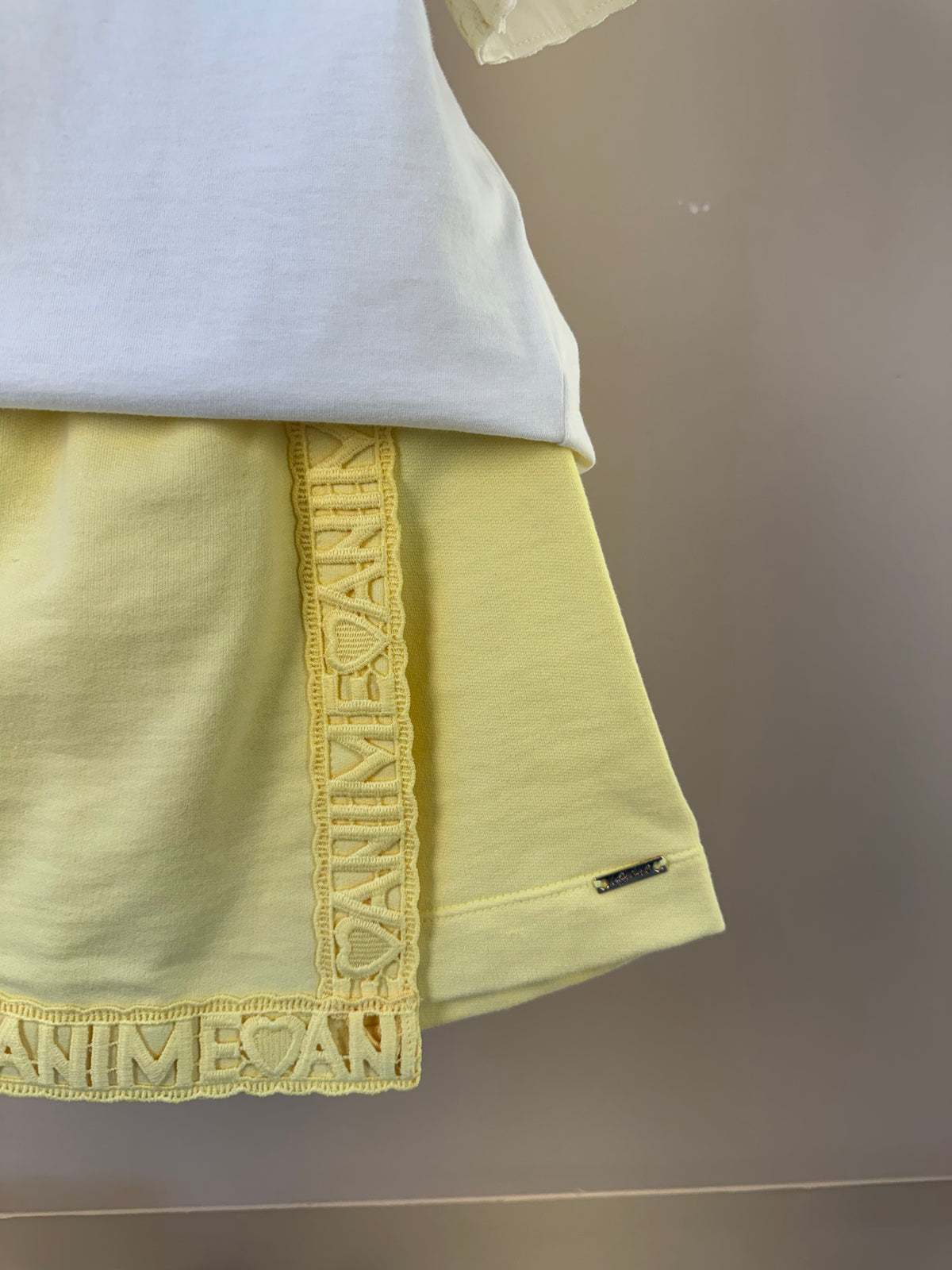 Conjunto Infantil Blusa Com Pingente e Shorts Saia Amarelo - Animê