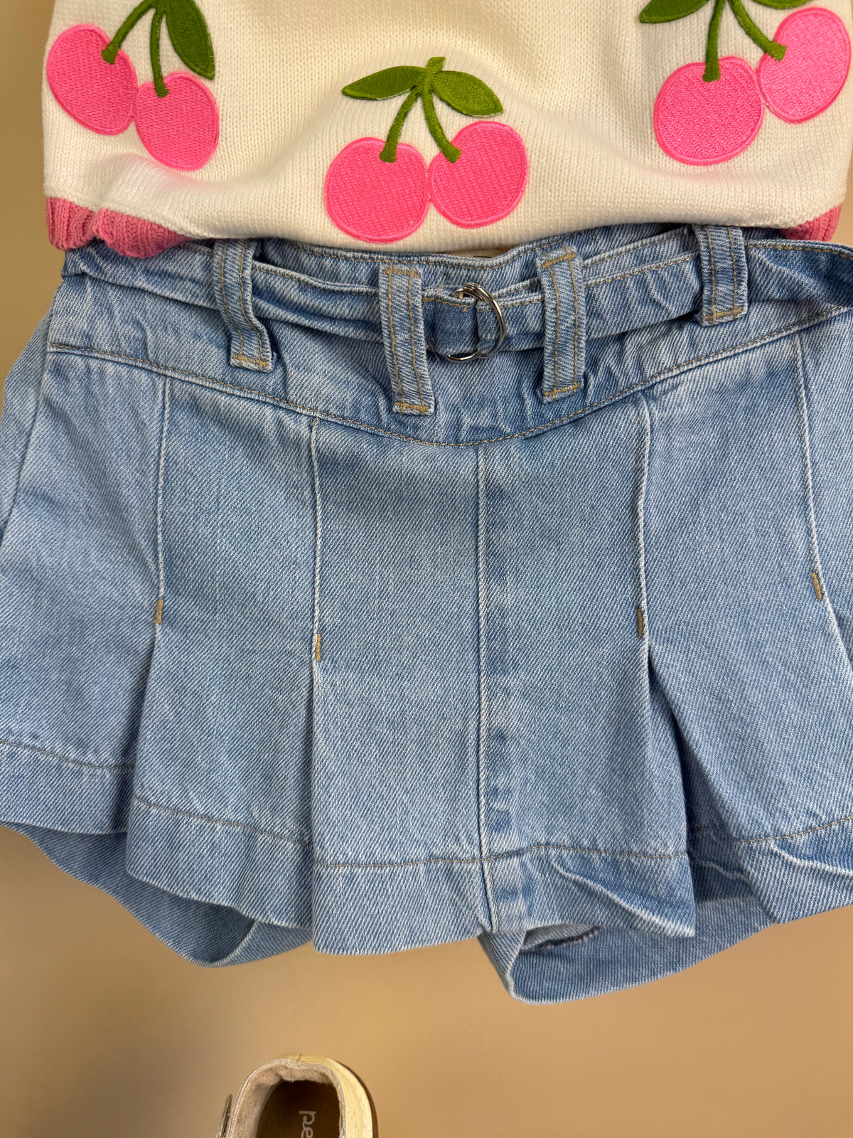 Conjunto Infantil Blusa Tricot Cerejas e Shorts Saia Jeans Com Pregas - Momi