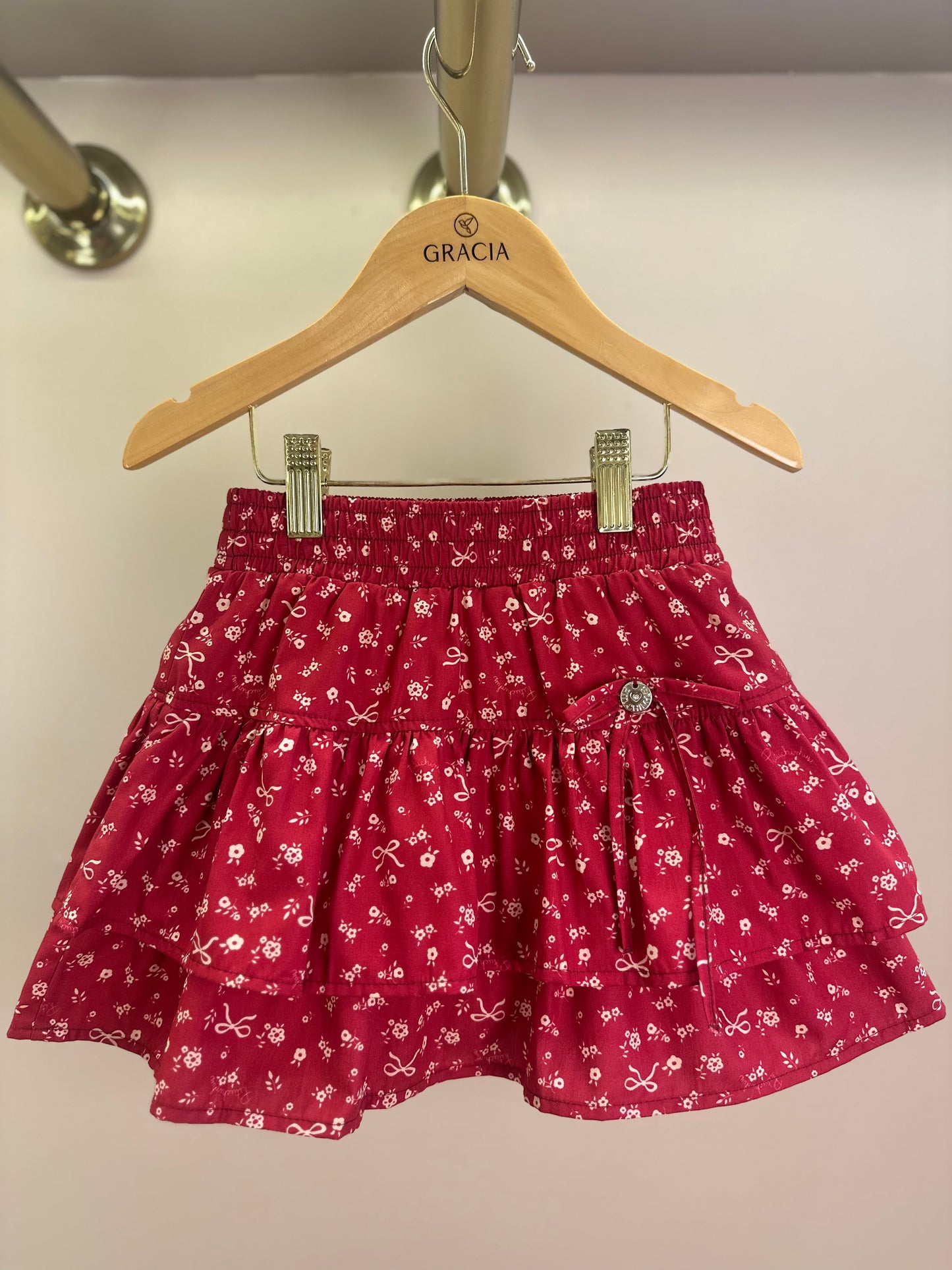 Conjunto Infantil Blusa Tricot Laço Bordado Pérolas E Cristais Bala de Cereja e Saia-shorts Mini Flores Babados e Laços