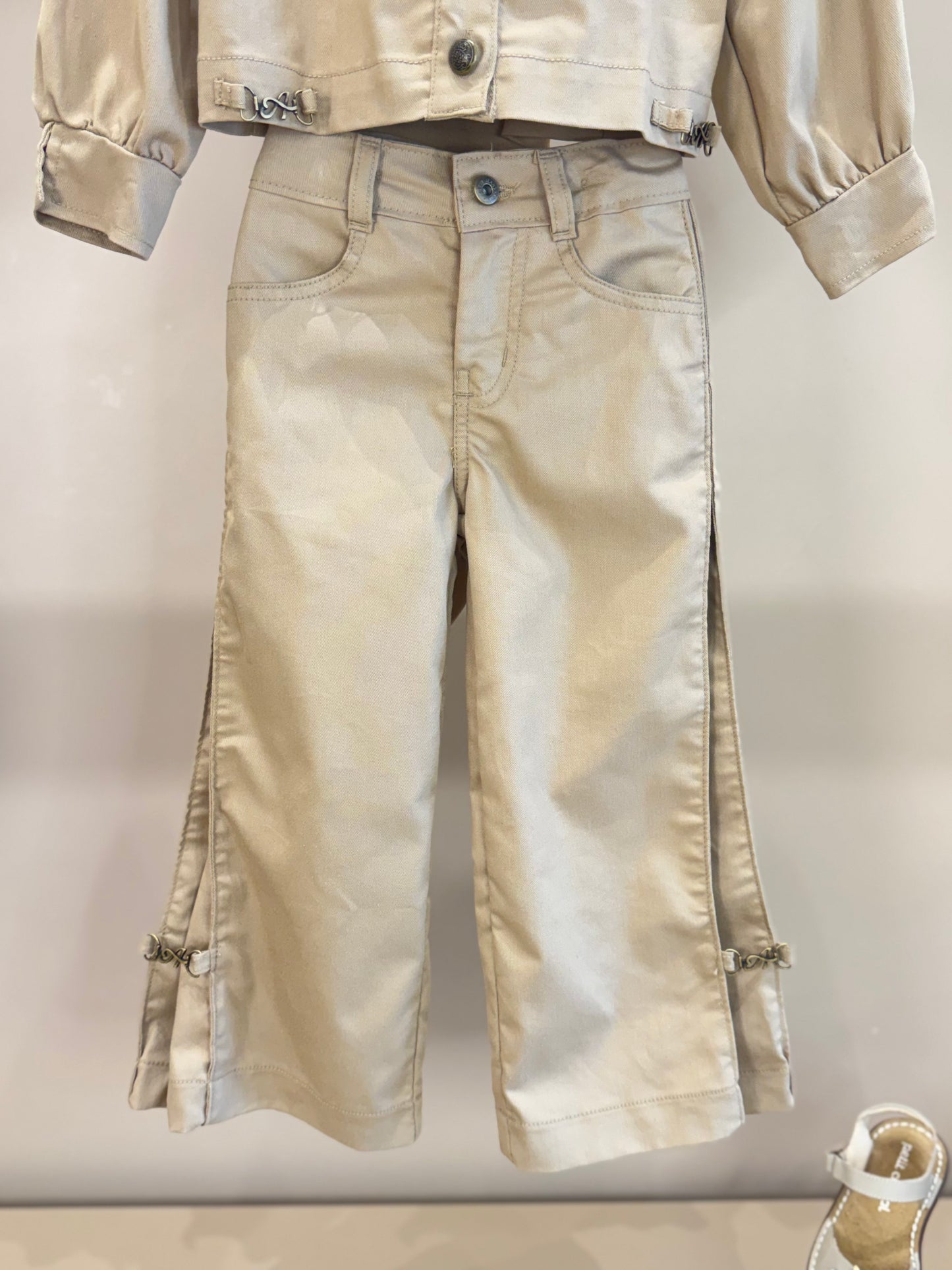 Conjunto Infantil Jaqueta Sarja Gola Alta e Calça de Sarja com Pregas - Animê