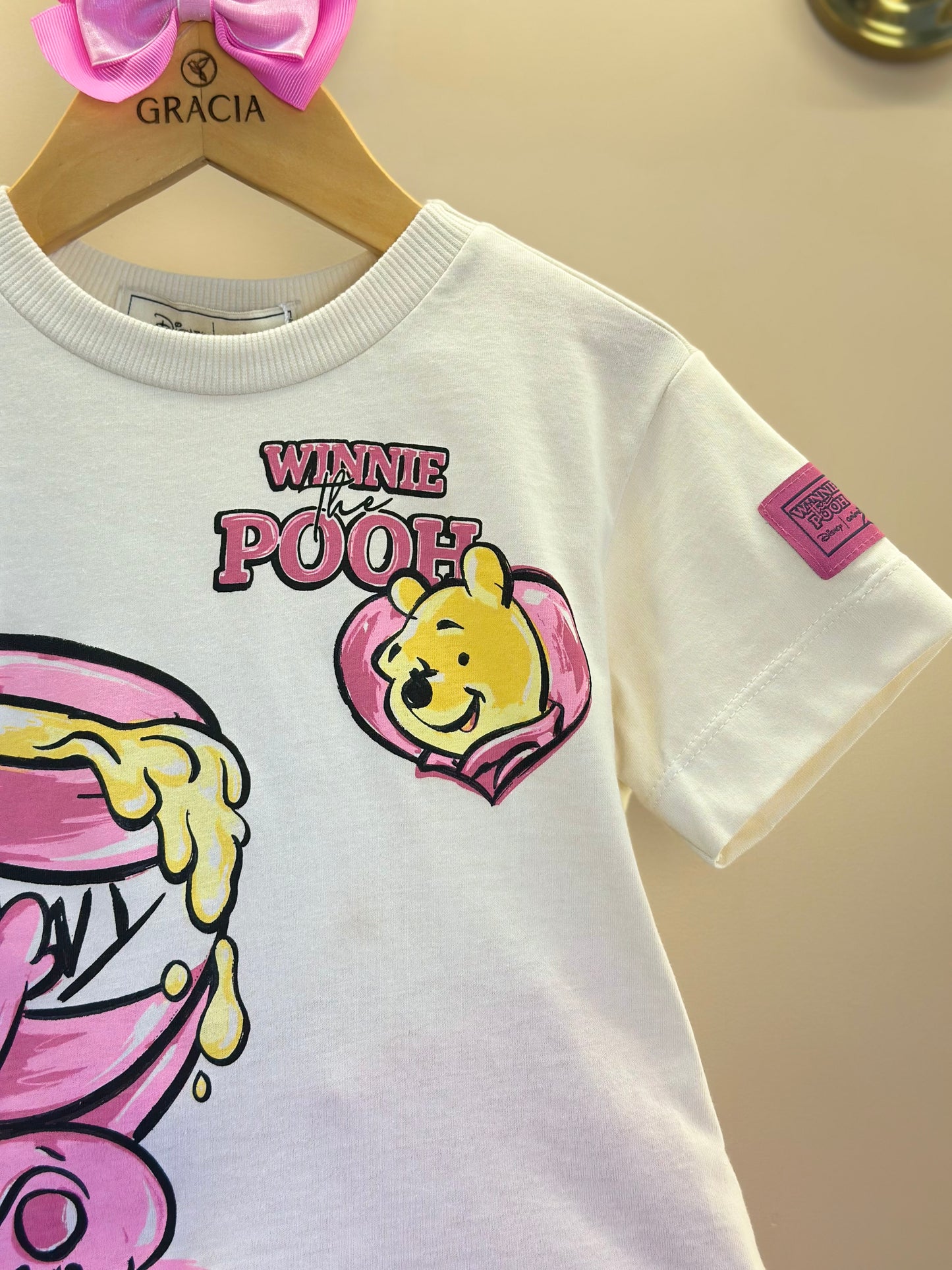 Conjunto Infantil Blusa Pooh Hunny Bege Vanilla e Shorts Rosa - Animê Petite