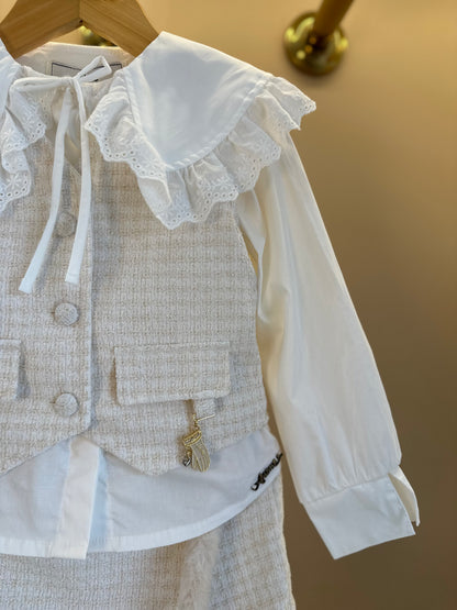Conjunto Infantil Camisa Gola com Babado, Colete e Shorts Tweed Off White - Animê
