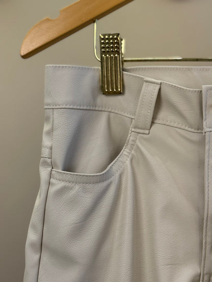 Calça Wide Leg Couro Fake Pingente de Urso  Bege - Luluzinha