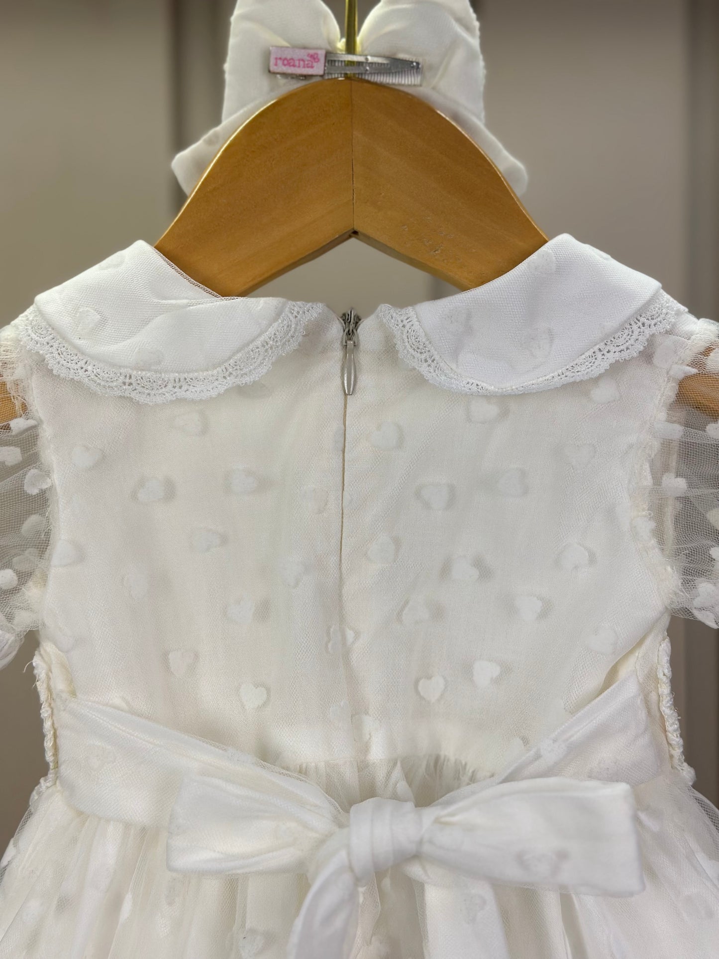 Vestido Infantil Super Luxo Tule Poás Marfim Gola, Busto e Mangas Rendadas e Bordados - Roana