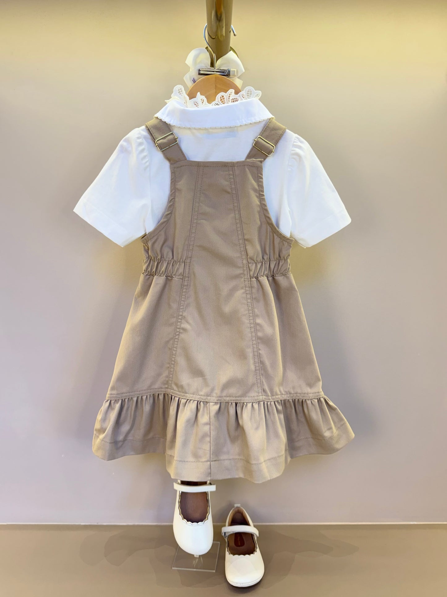 Salopete Infantil Sarja Bege com Camisa Gola Rendada Off White - Animê Petite