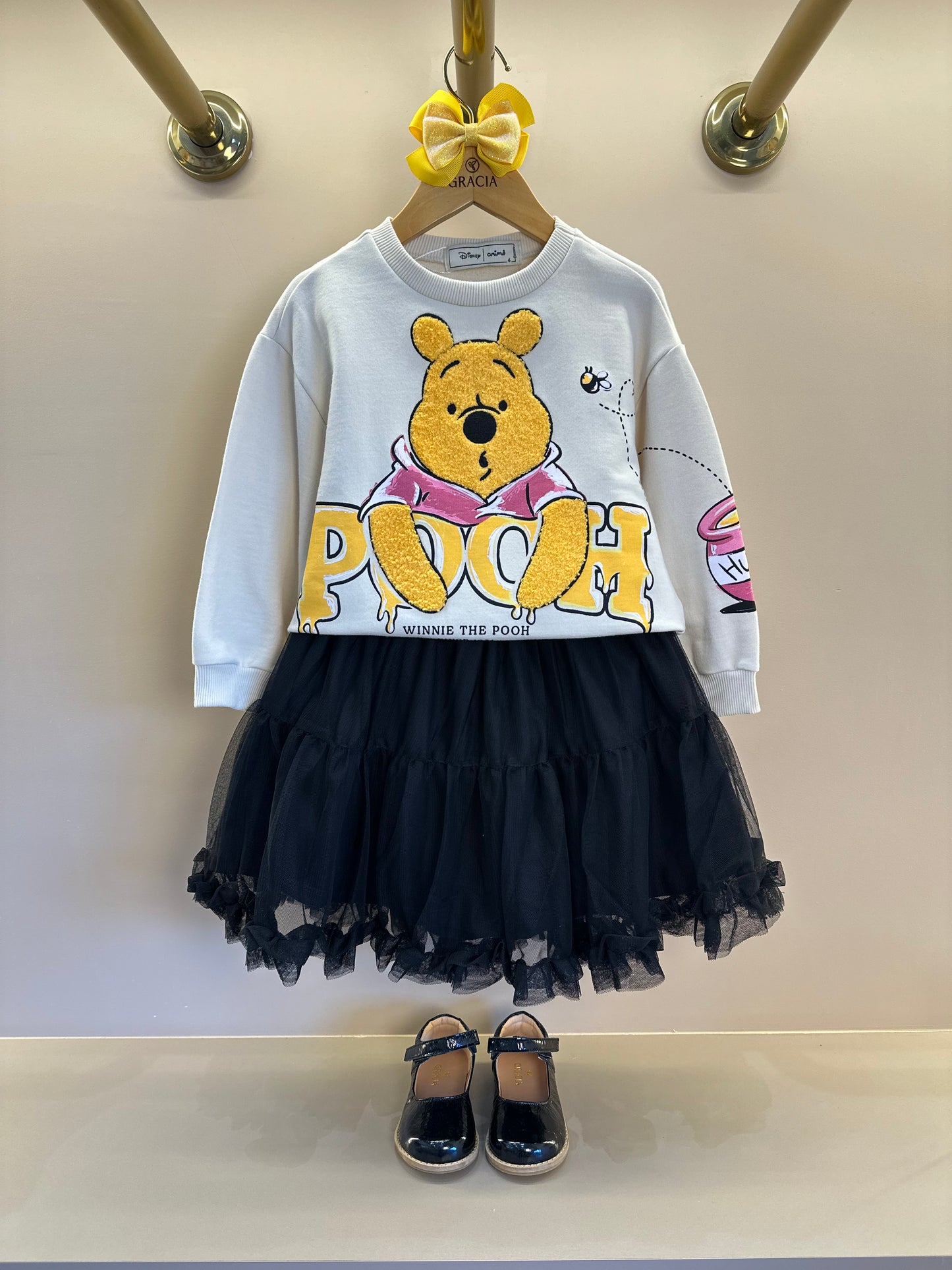 Conjunto Infantil Casacol Moletom Pooh Bege Vanilla e Saia Tule Preta - Animê Petite