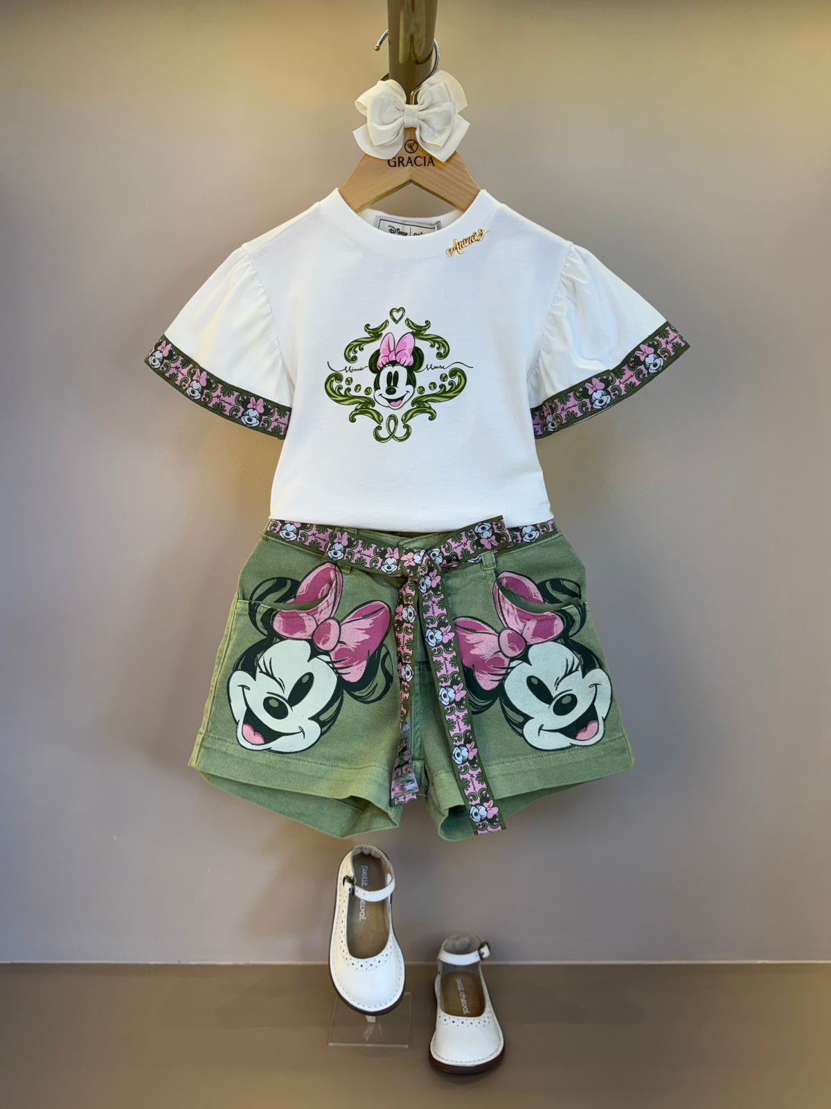 Conjunto Infantil Blusa Minnie Faixa Estilizada e Shorts Minnie Mouse Verde Forest - Animê