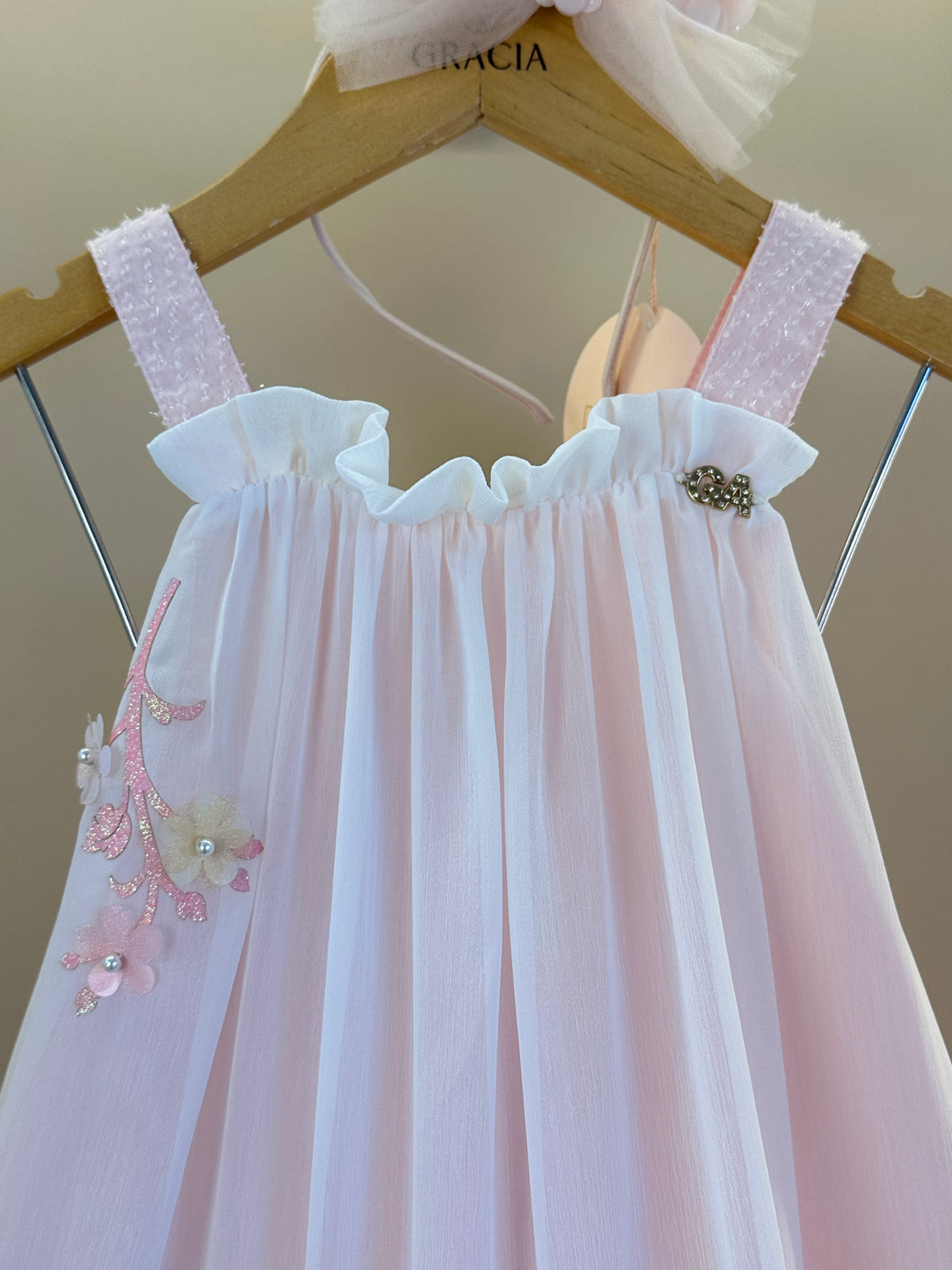 Vestido Infantil Fluído com Babados e Aplicacão Buque de Flores Salmão - Gabriela Aquarela