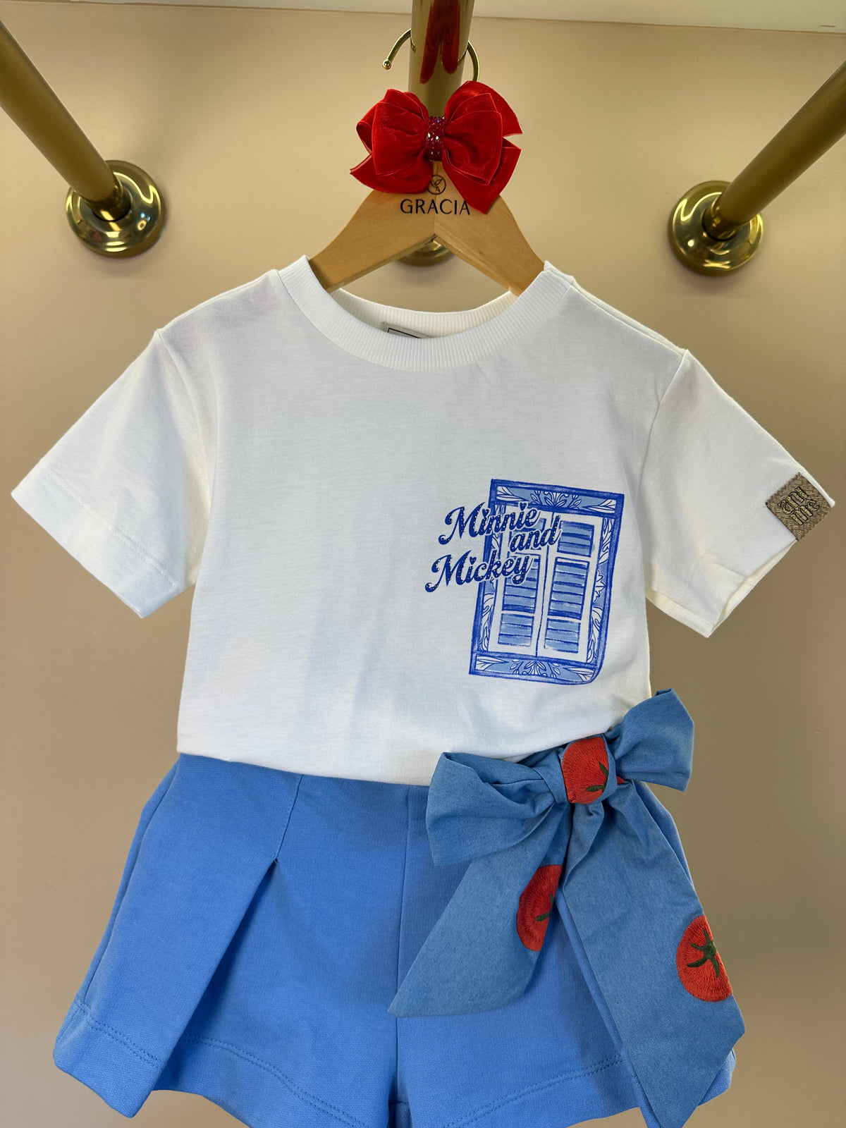 Conjunto Infantil Blusa Estampa Minnie e Mickey Bonjour e Saia Shorts Infantil Laço Bordado de Tomate - Animê