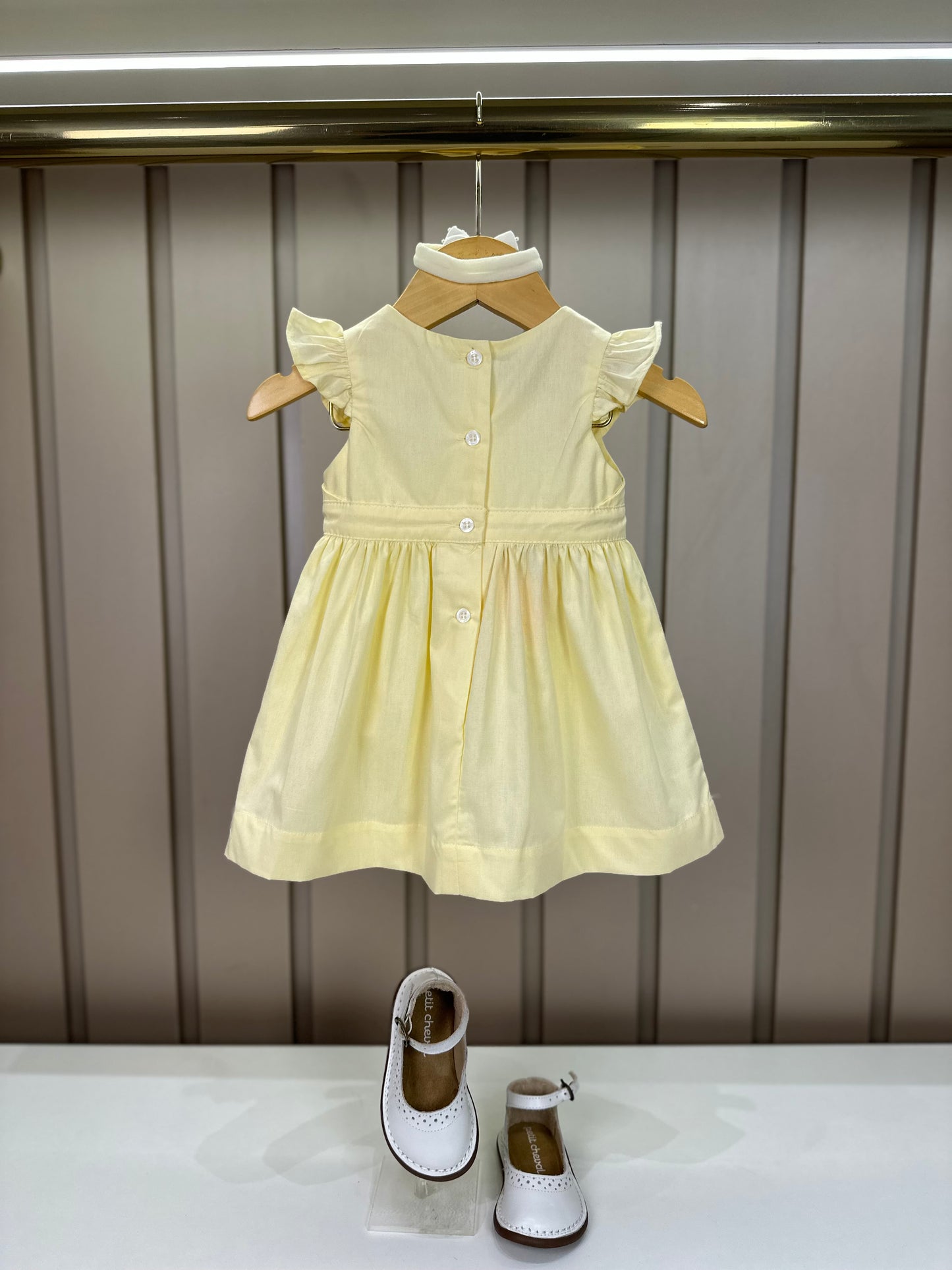 Vestido Bebê Algodão Rodado Bolsos e Bordado Floral Amarelo Claro - Um Mais Um
