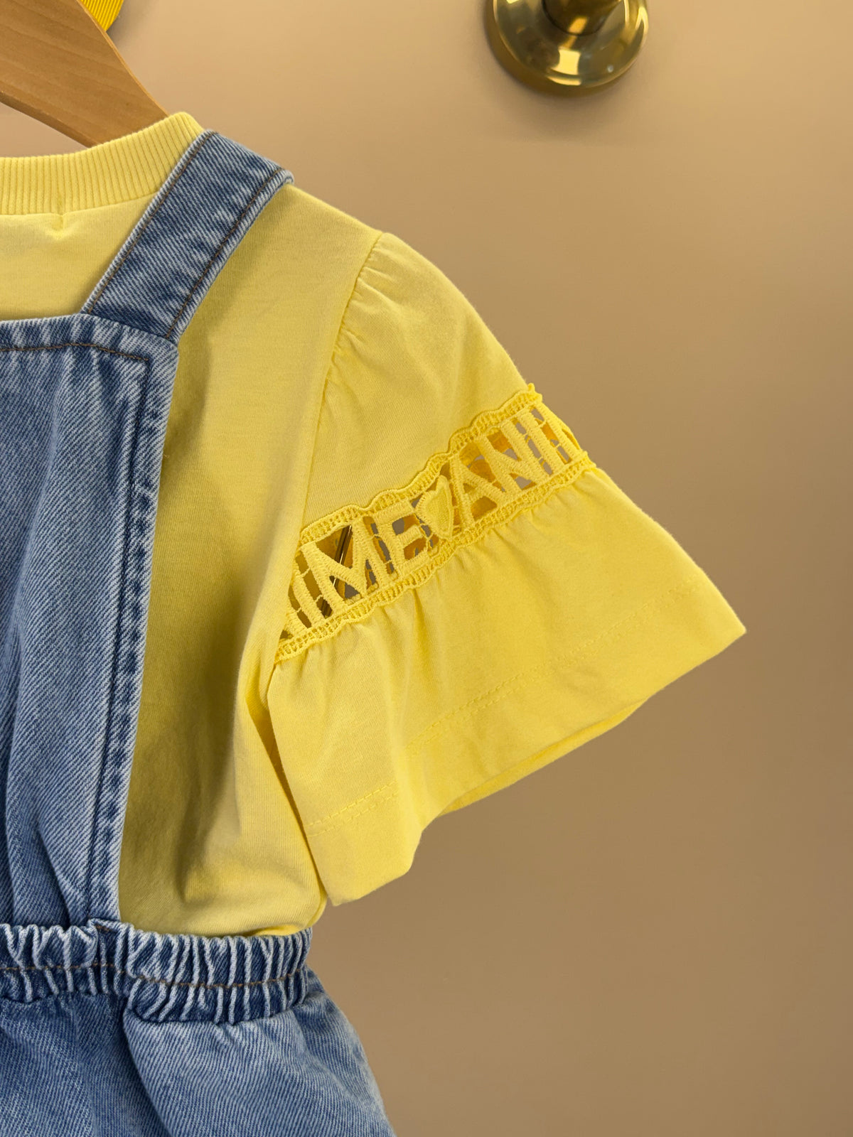 Conjunto Infantil Blusa Mangas Curtas Pingente Amarelo e Jardineira Jeans Bordado Floral - Animê