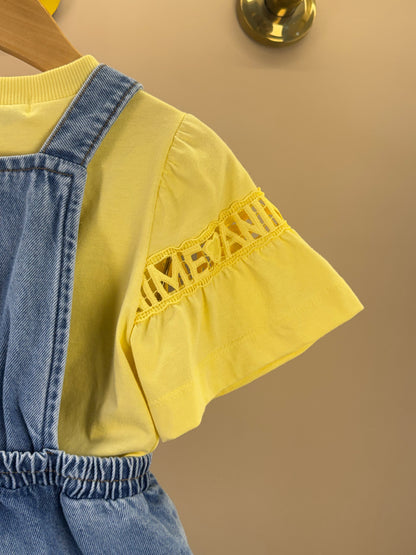 Conjunto Infantil Blusa Mangas Curtas Pingente Amarelo e Jardineira Jeans Bordado Floral - Animê