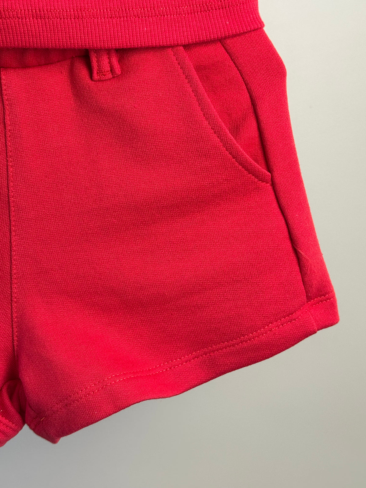 Conjunto Infantil Vermelho Blusa Com Strass e Shorts Moletom Acessório de Urso - Luluzinha