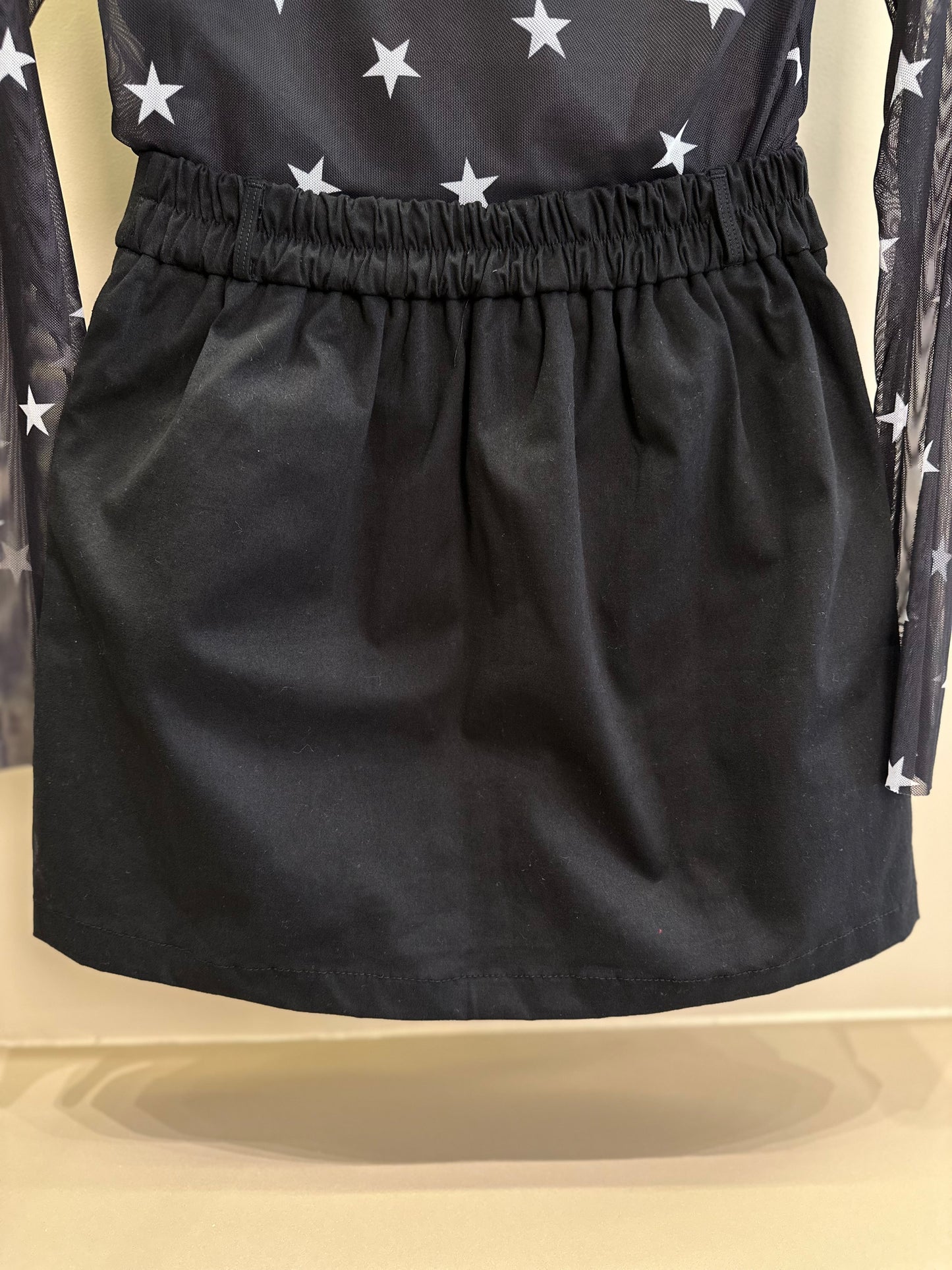 Conjunto Teen Blusa ML Tule Estrelas e Saia Sarja com Pregas Preta - Two In