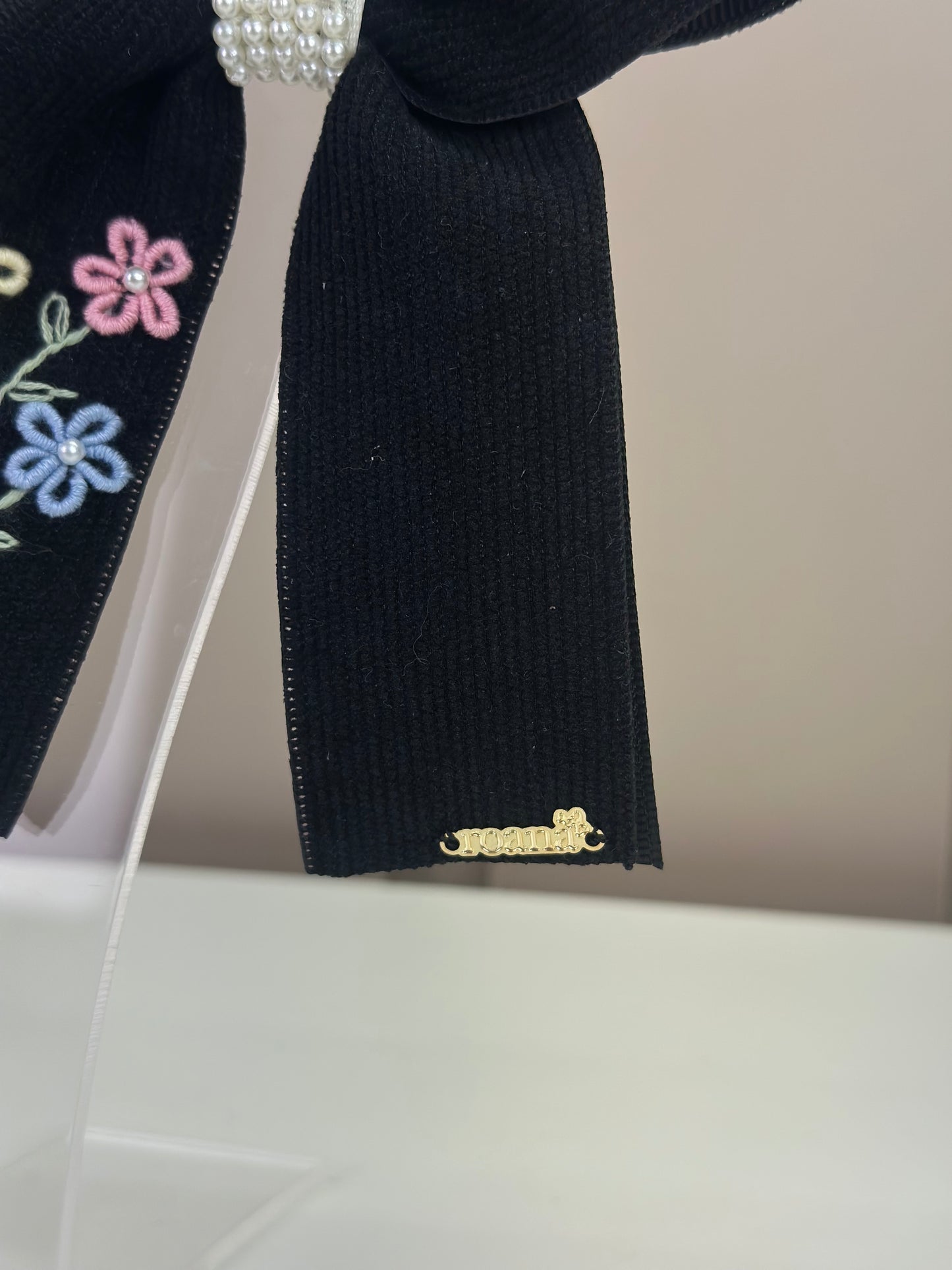Laço Infantil  Veludo com Bordado Floral e Pérolas Preto - Roana