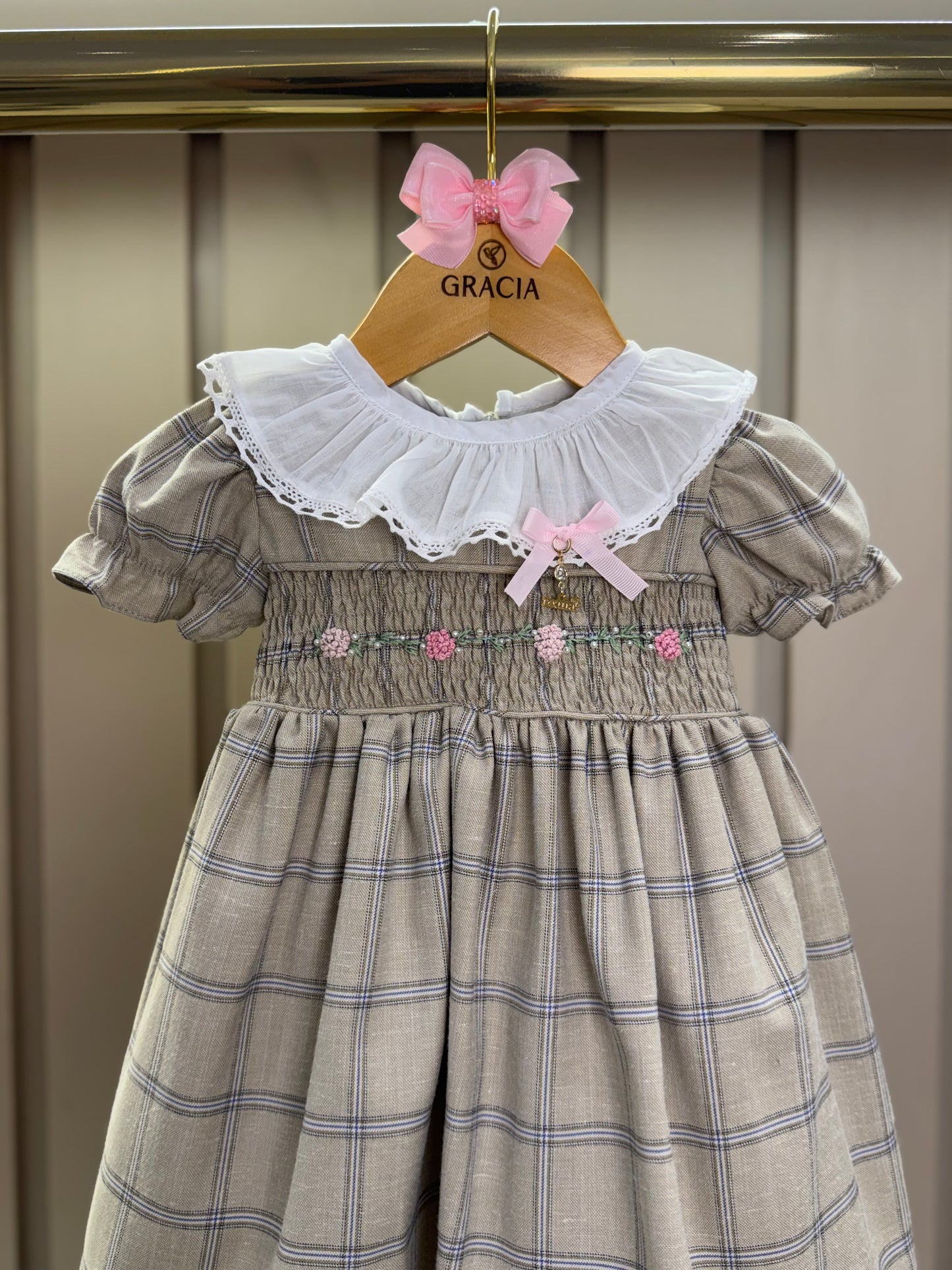 Vestido Infantil Clássico Bege Bordado Flores e Golinha - Roana