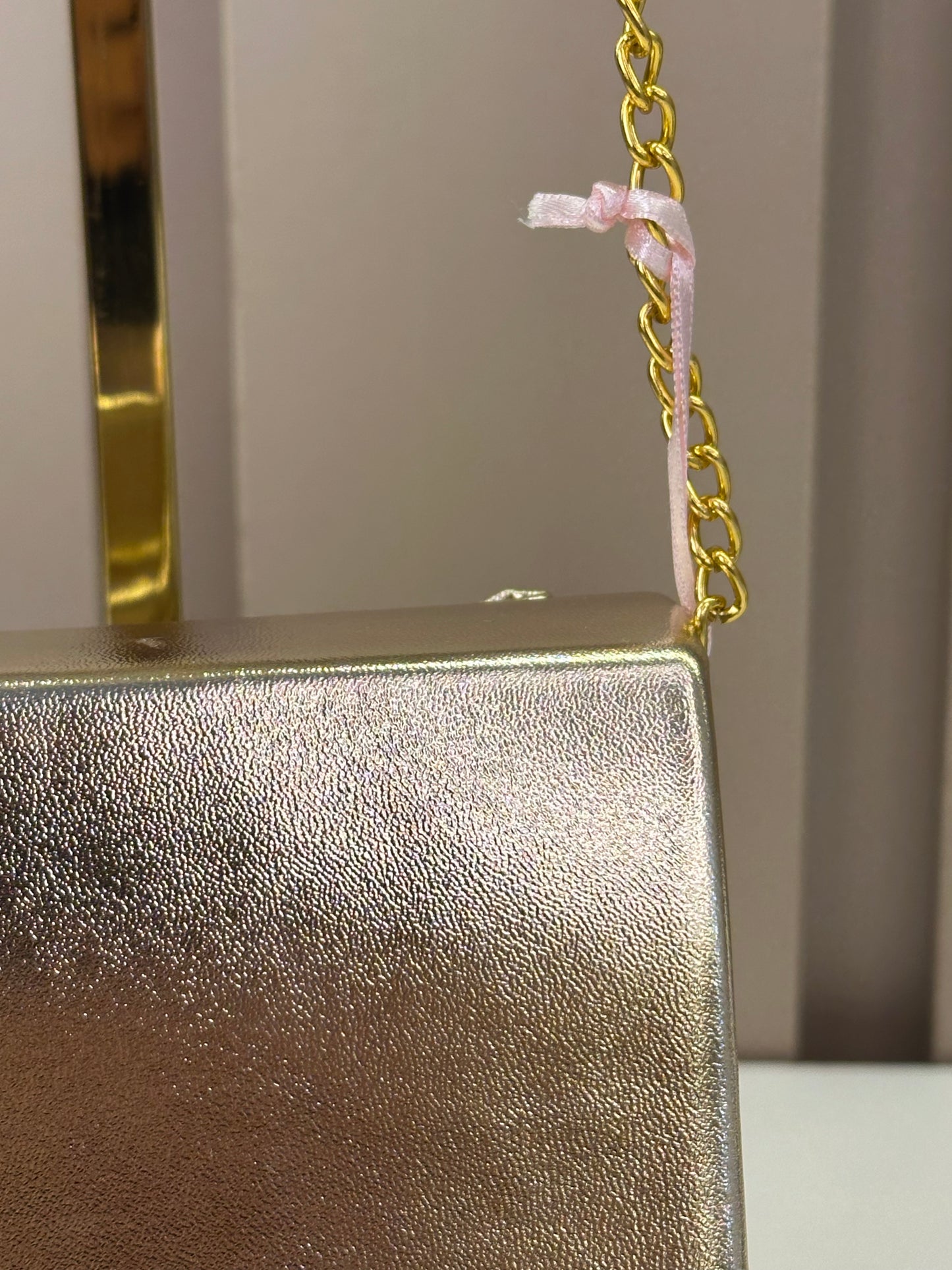Bolsa Infantil  Laço e Alça Corrente Dourado - Gabriela Aquarela