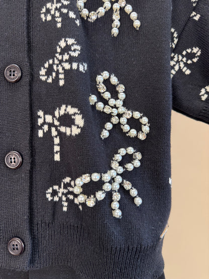 Conjunto Infantil Casaco Tricot Lacinhos Bordados Pérolas e Cristais e Calça Sarja Reta Laços Bordados Bolsos Preta - Pi