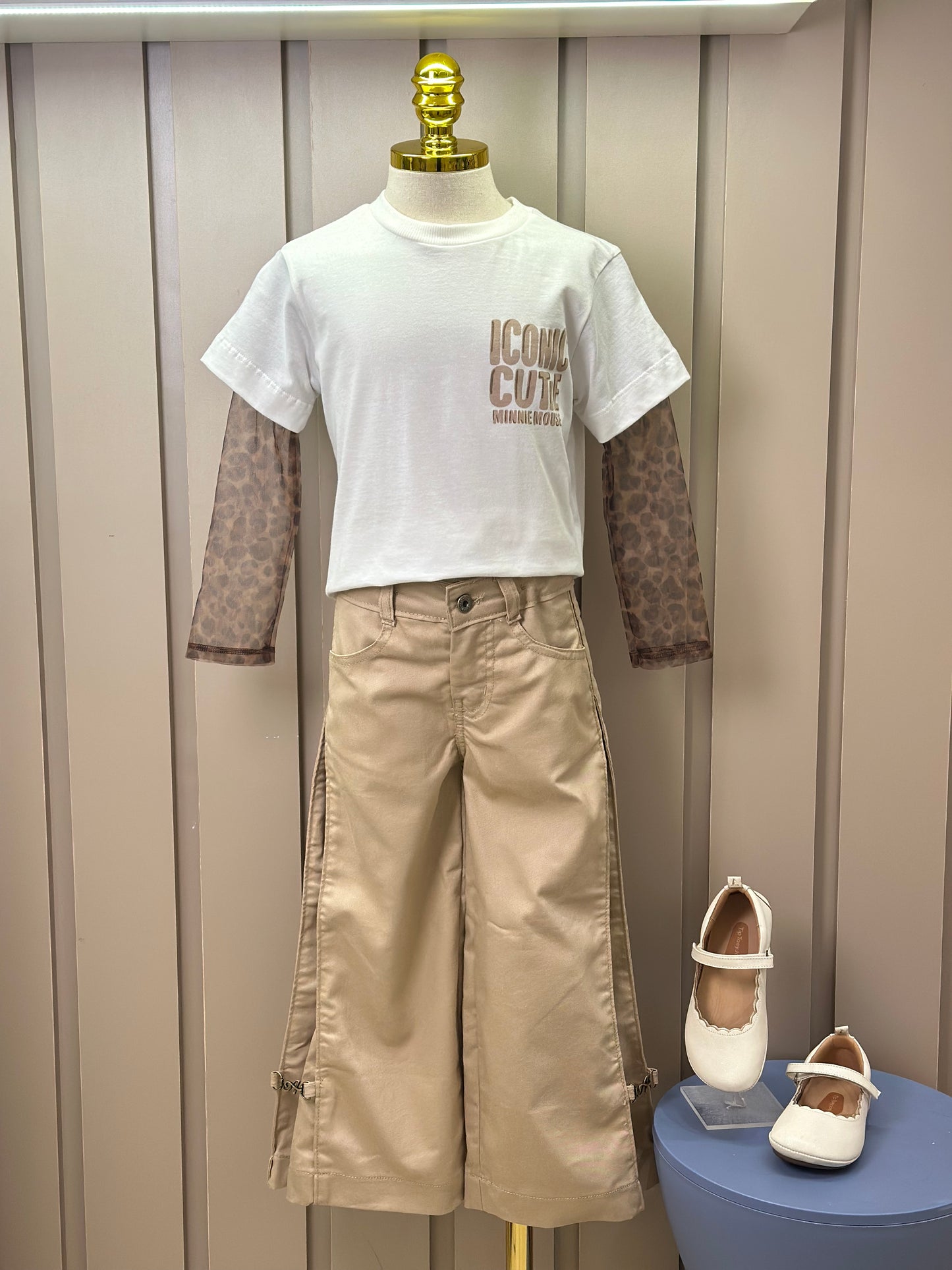 Conjunto Infantil Blusa Minnie Mangas Tule Animal Print  e Calça Sarja Pregas Bege - Animê
