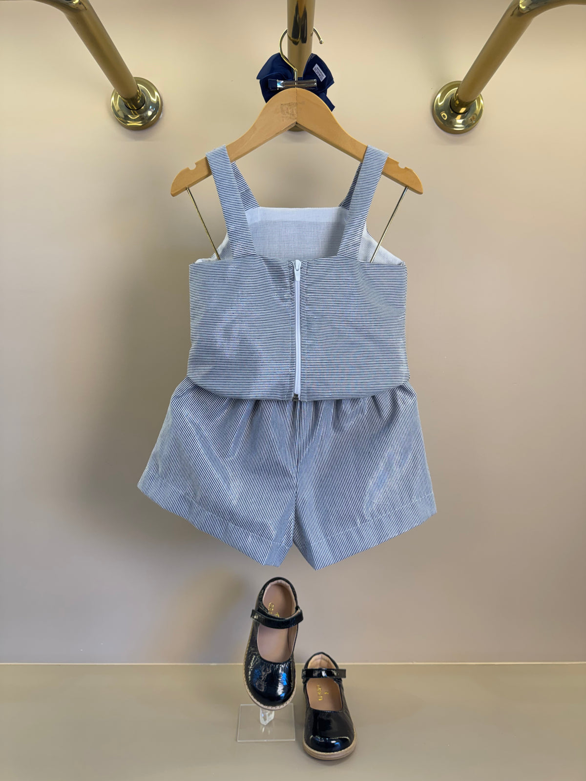 Conjunto Infantil Azul Marinho Listrado Blusa Com Laços Nos Ombros e Shorts Saia - Petit Cherie