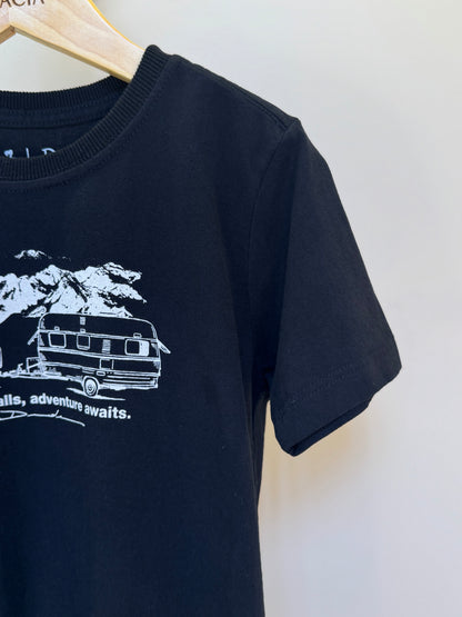 Camiseta Infantil Algodão Adventure Awaits - Dudes