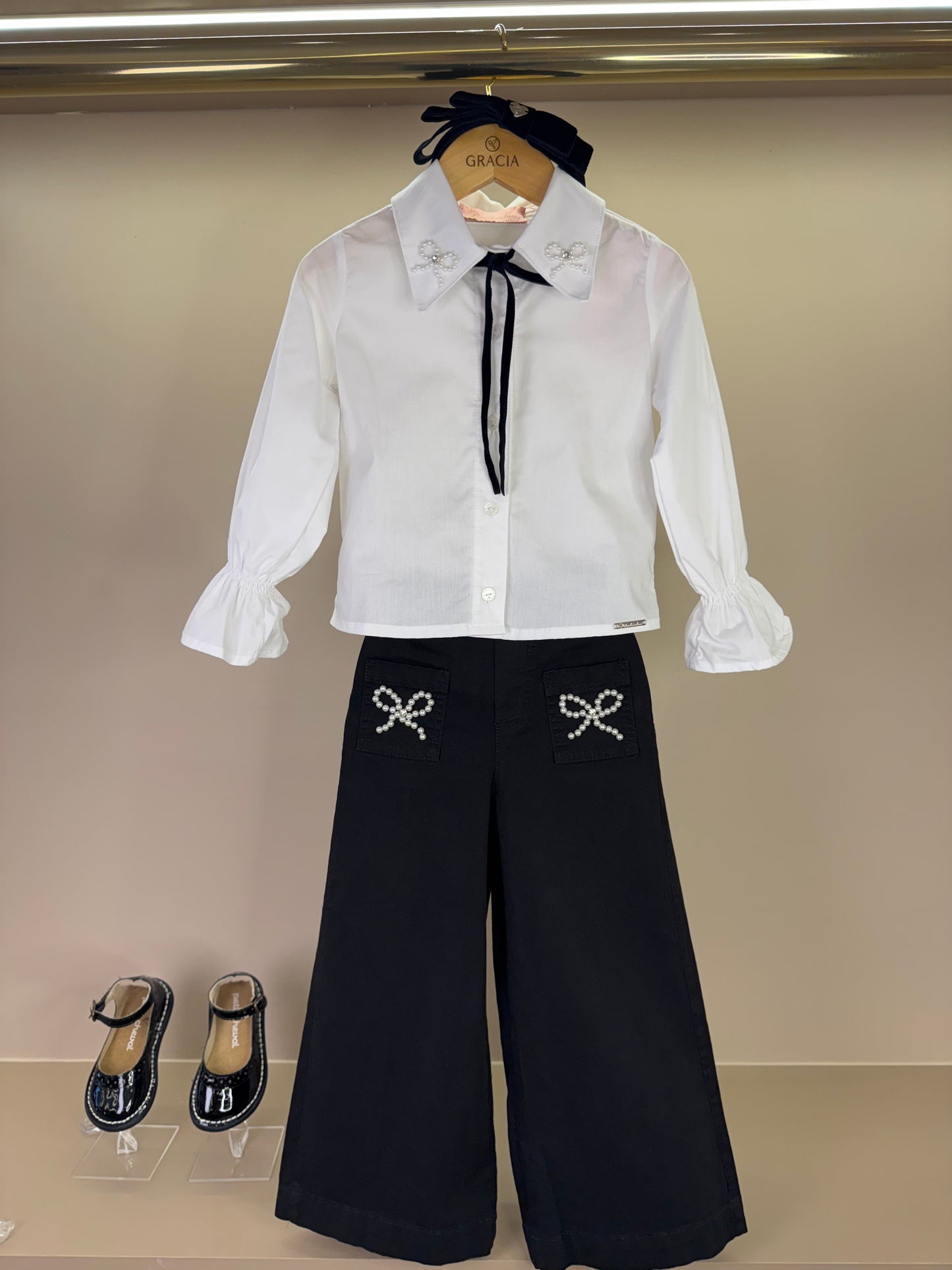 Conjunto Infantil Camisa Mini Laço Veludo e Calça Sarja Reta Laços Bordados Bolsos Preta - Pituchinhus